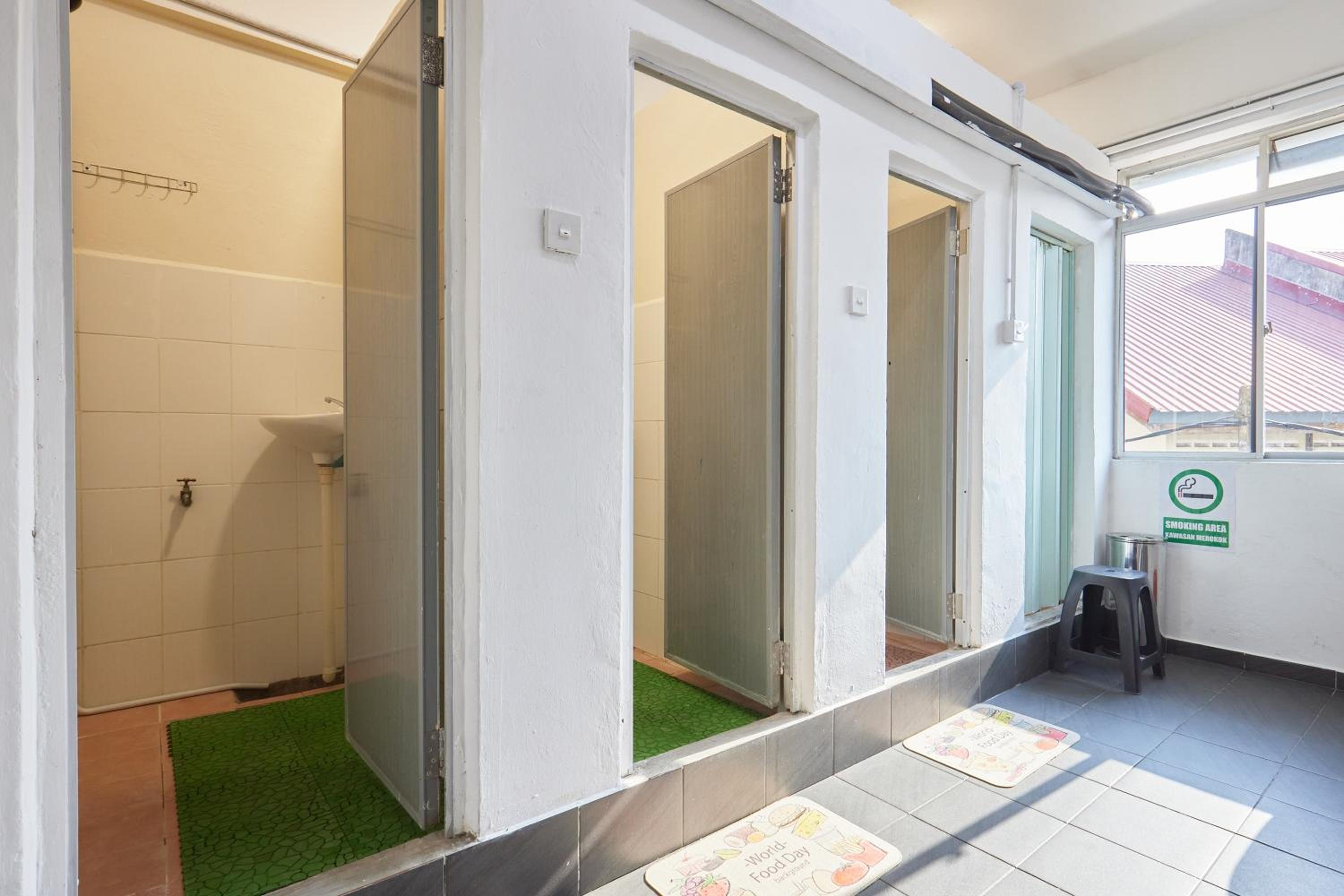 Standard Twin Room with Shared Bathroom