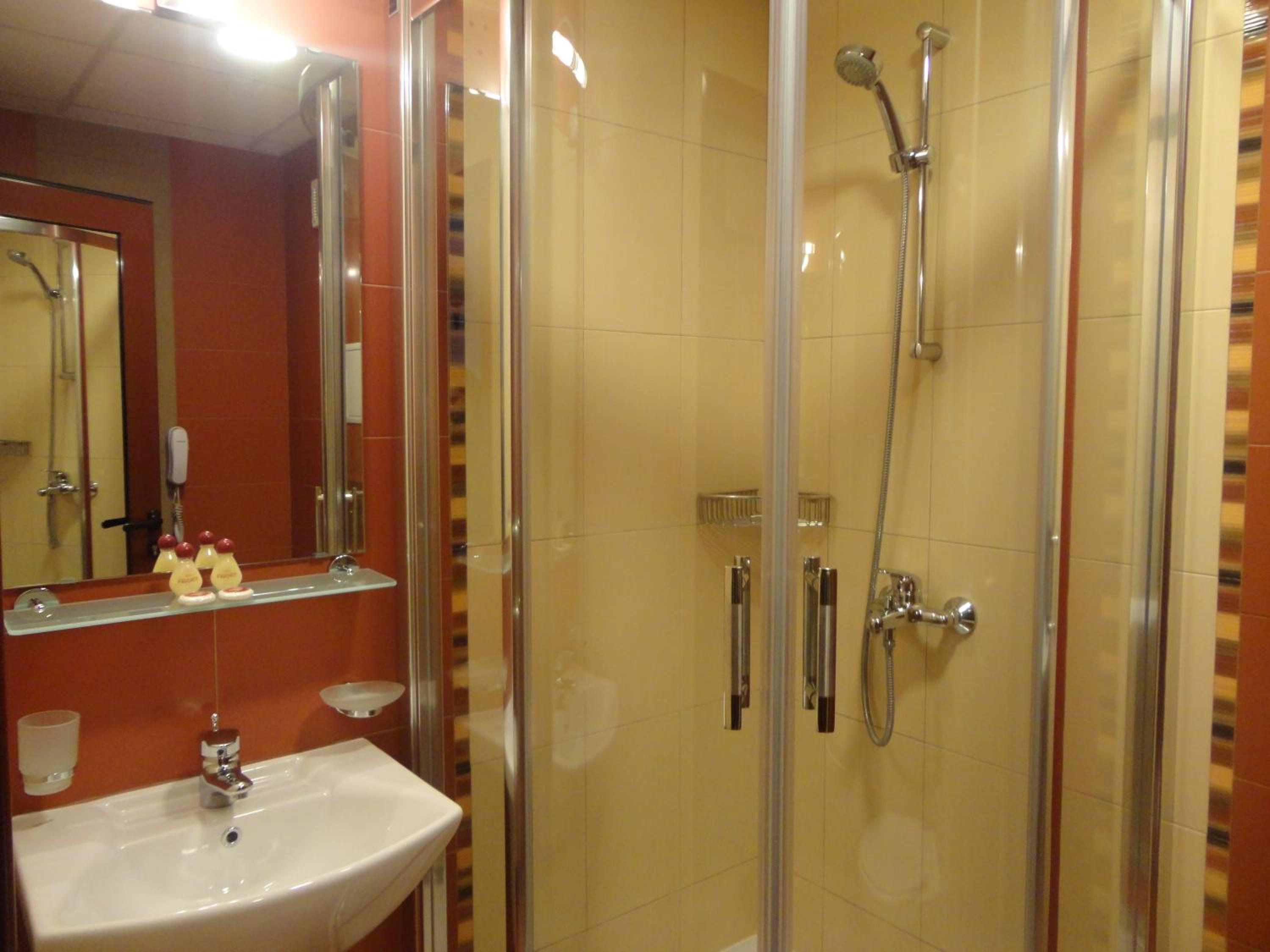 Standard Double Room - Photo 11