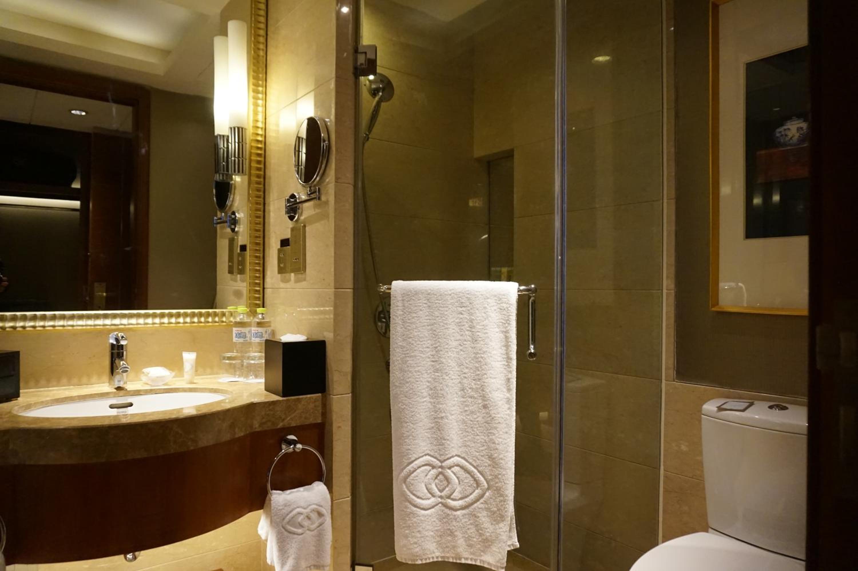 Luxury Room with Twin Bed - Photo 3