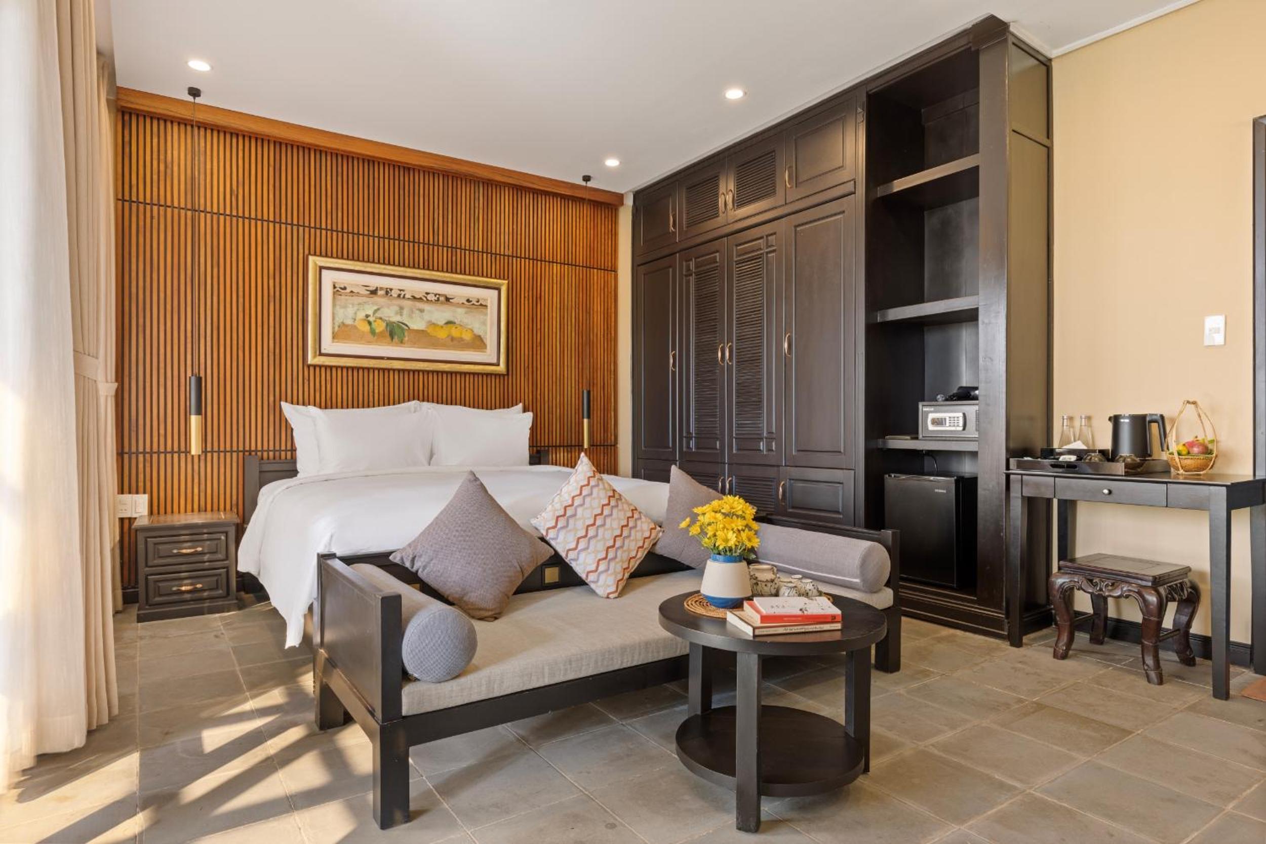 Executive Suite with Balcony - Photo 2