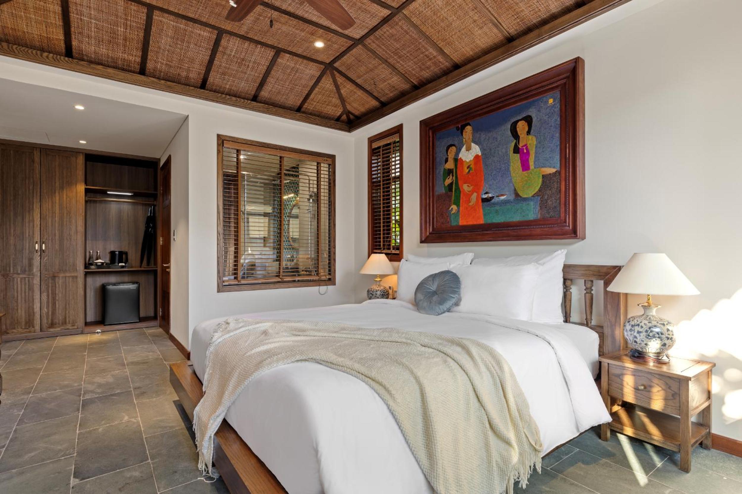 Three-Bedroom Villa with Balcony - Photo 5