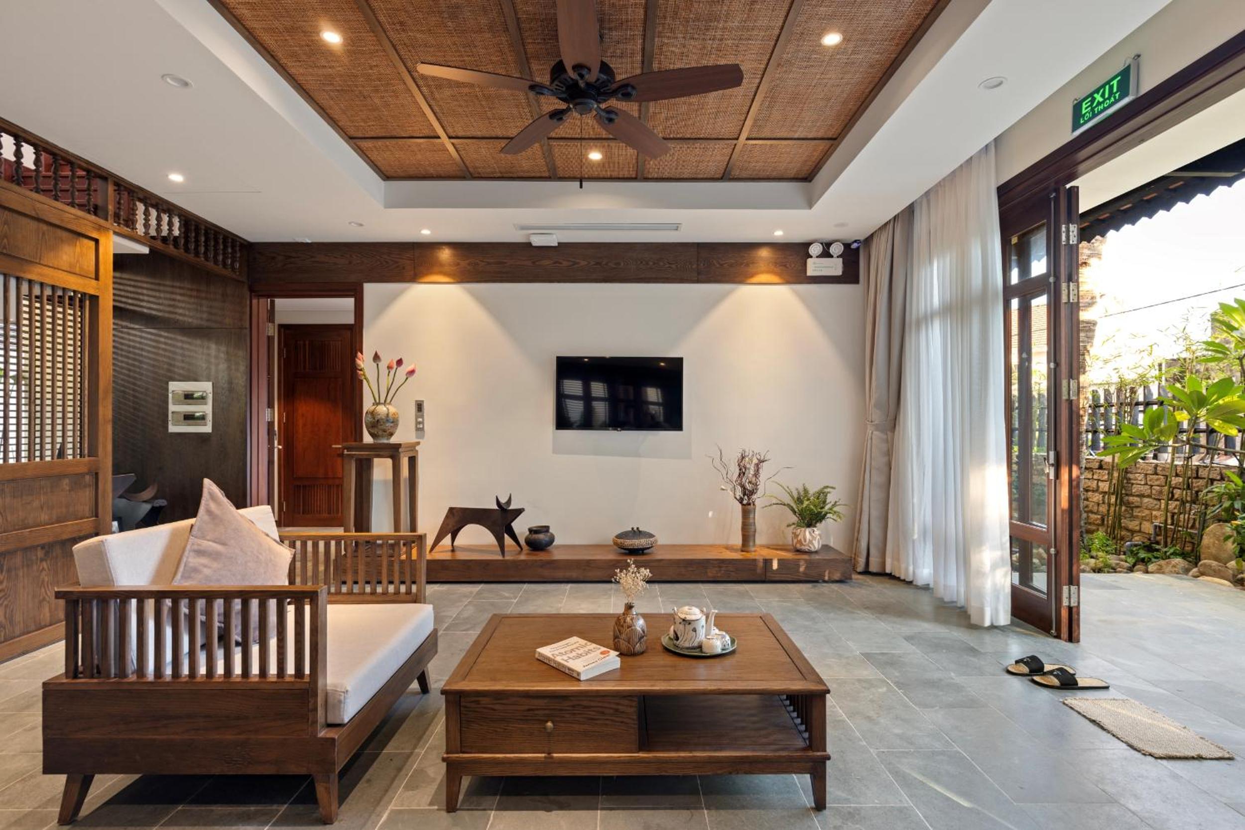 Three-Bedroom Villa with Balcony - Photo 4