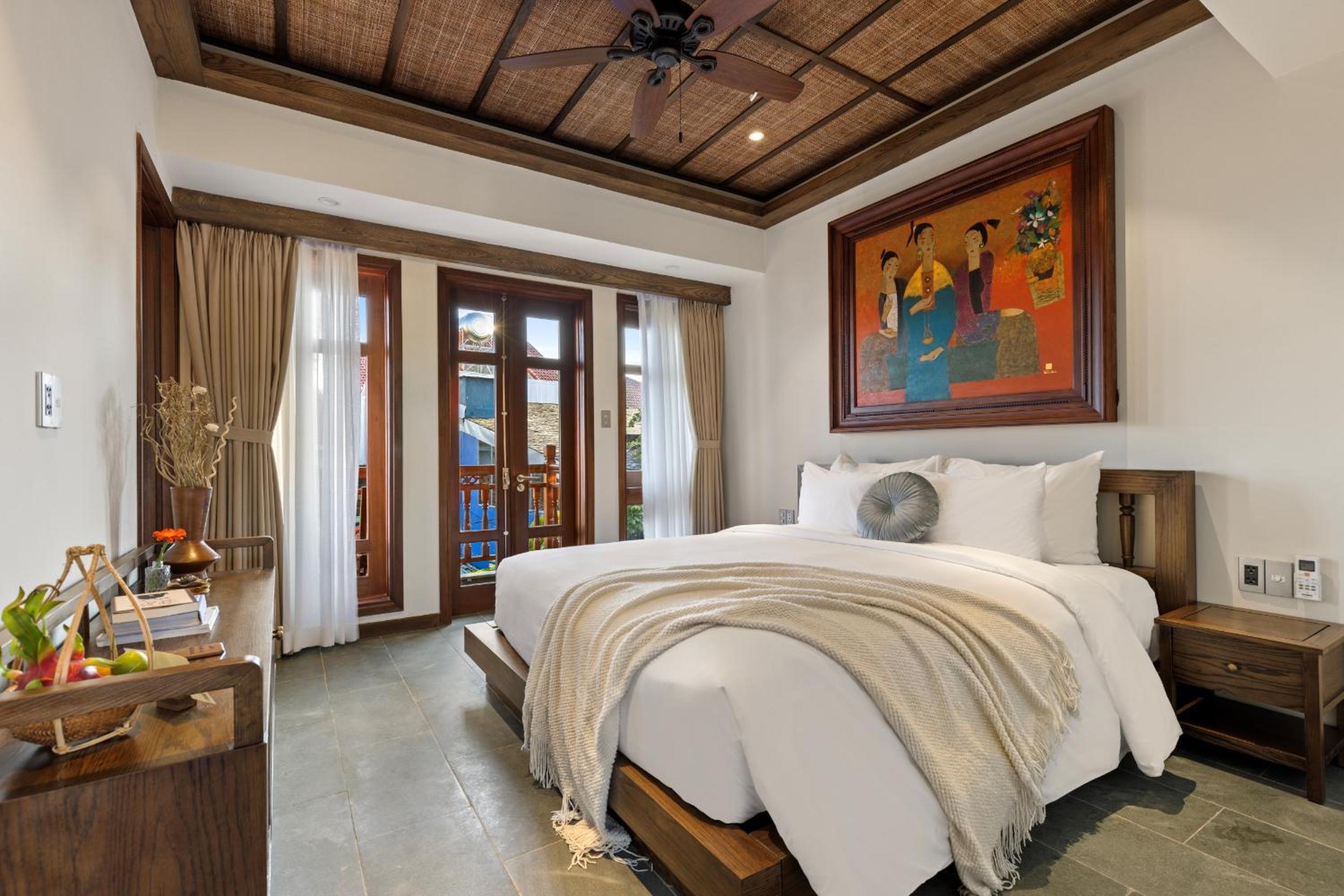 Three-Bedroom Villa with Balcony - Photo 6