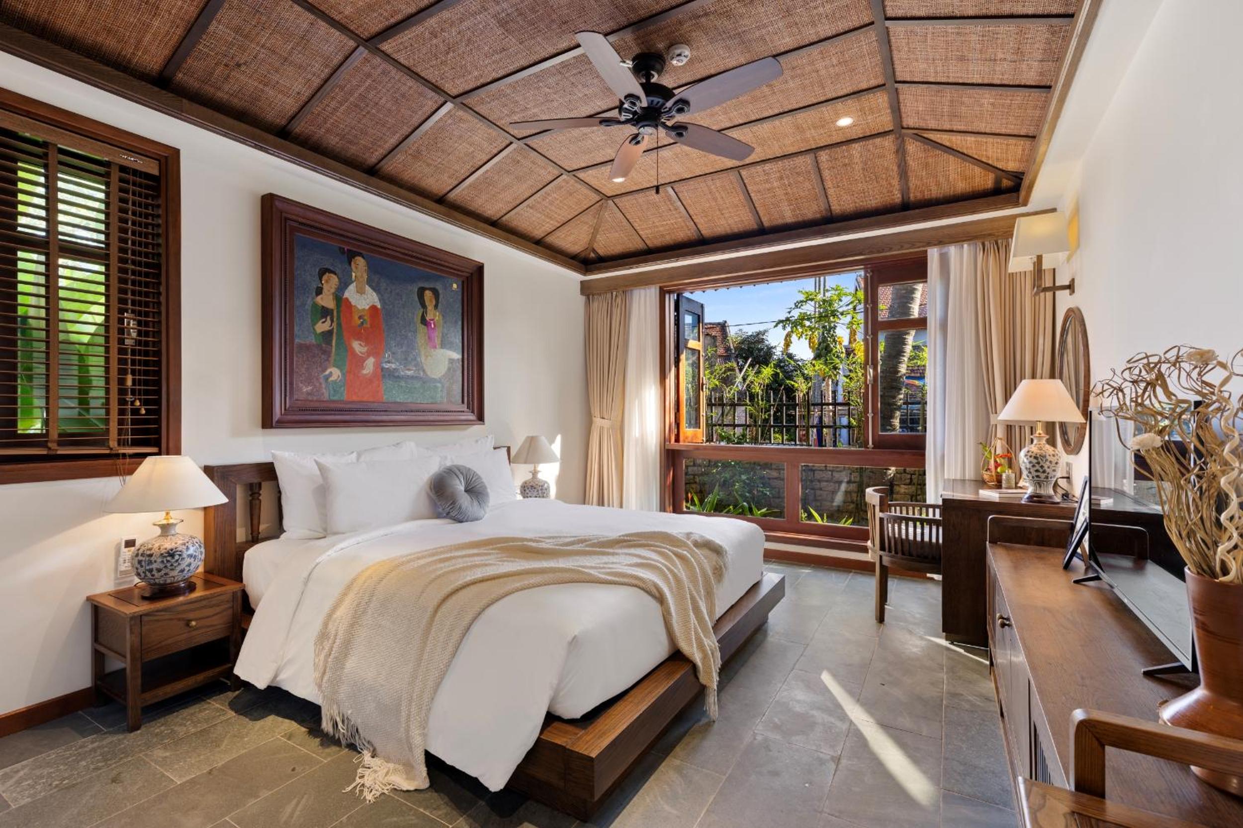 Three-Bedroom Villa with Balcony - Photo 2