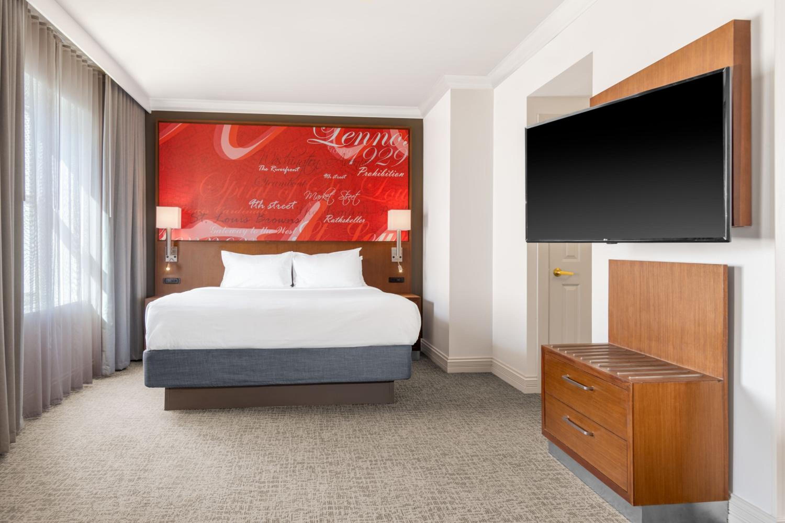 King Room with Sofa Bed - Photo 2