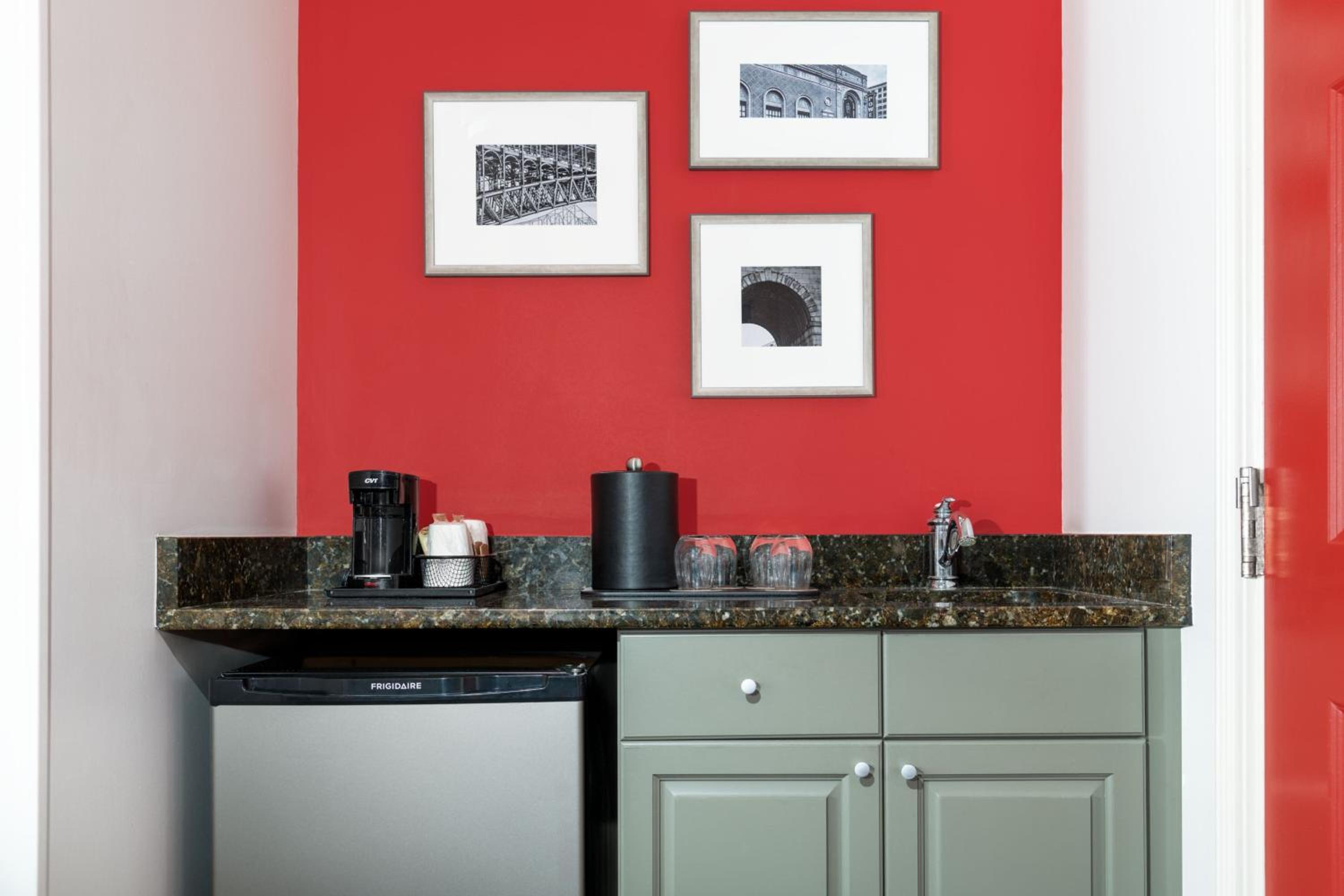 Standard King Room - Photo 5