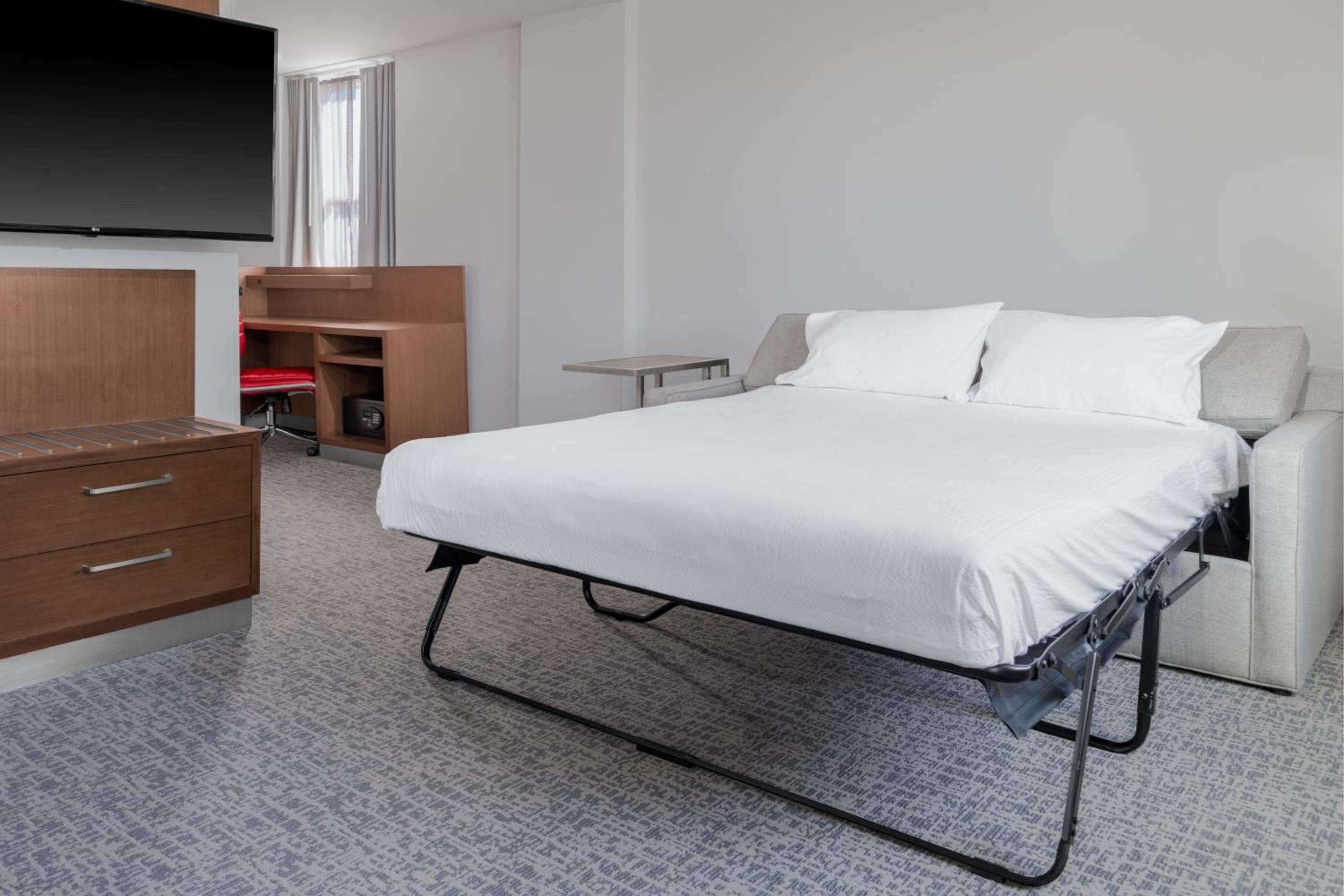 King Room with Sofa Bed - Photo 5