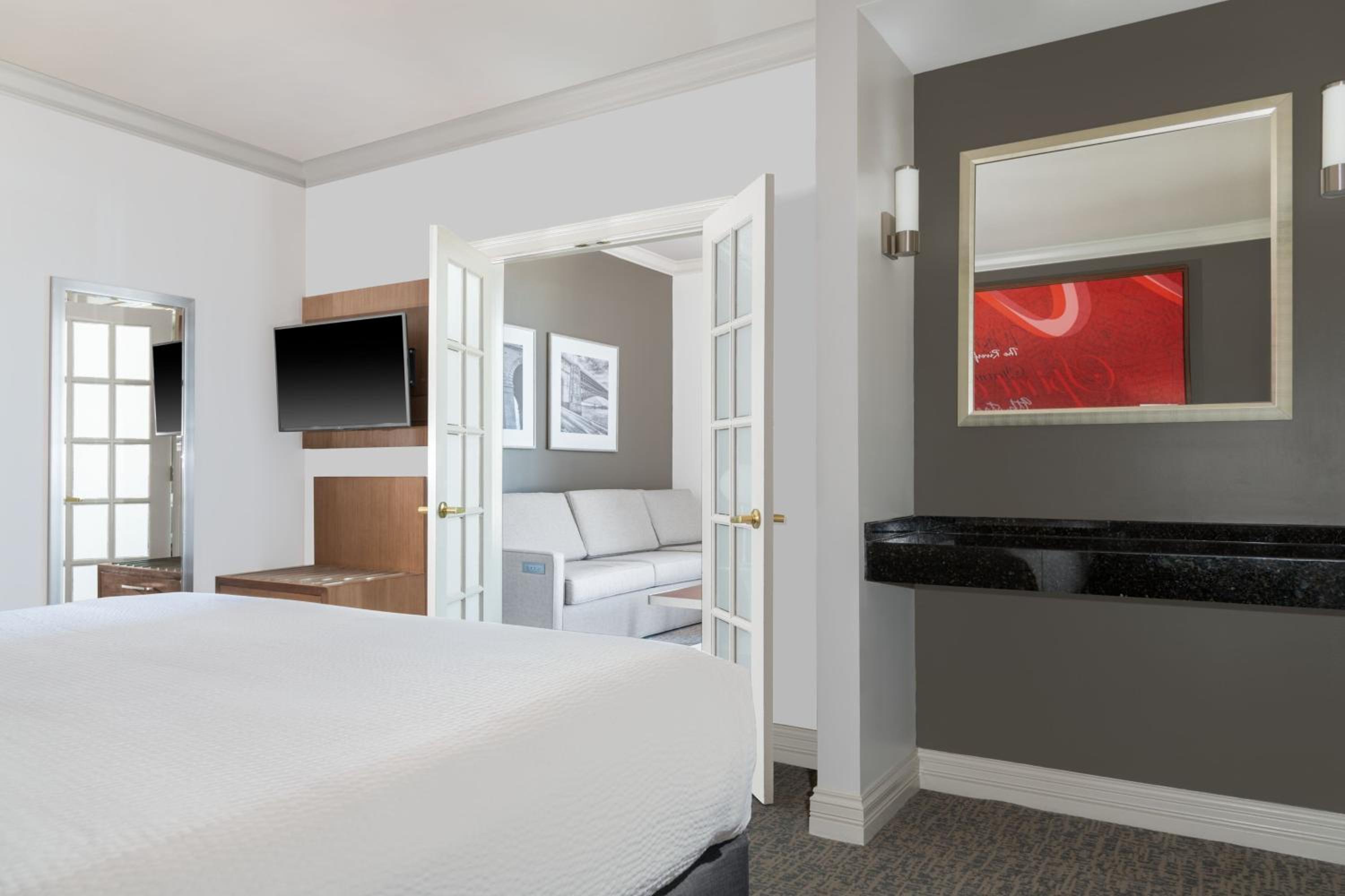 1 Bedroom Suite, 1 King, Sofa bed, City view photo 3