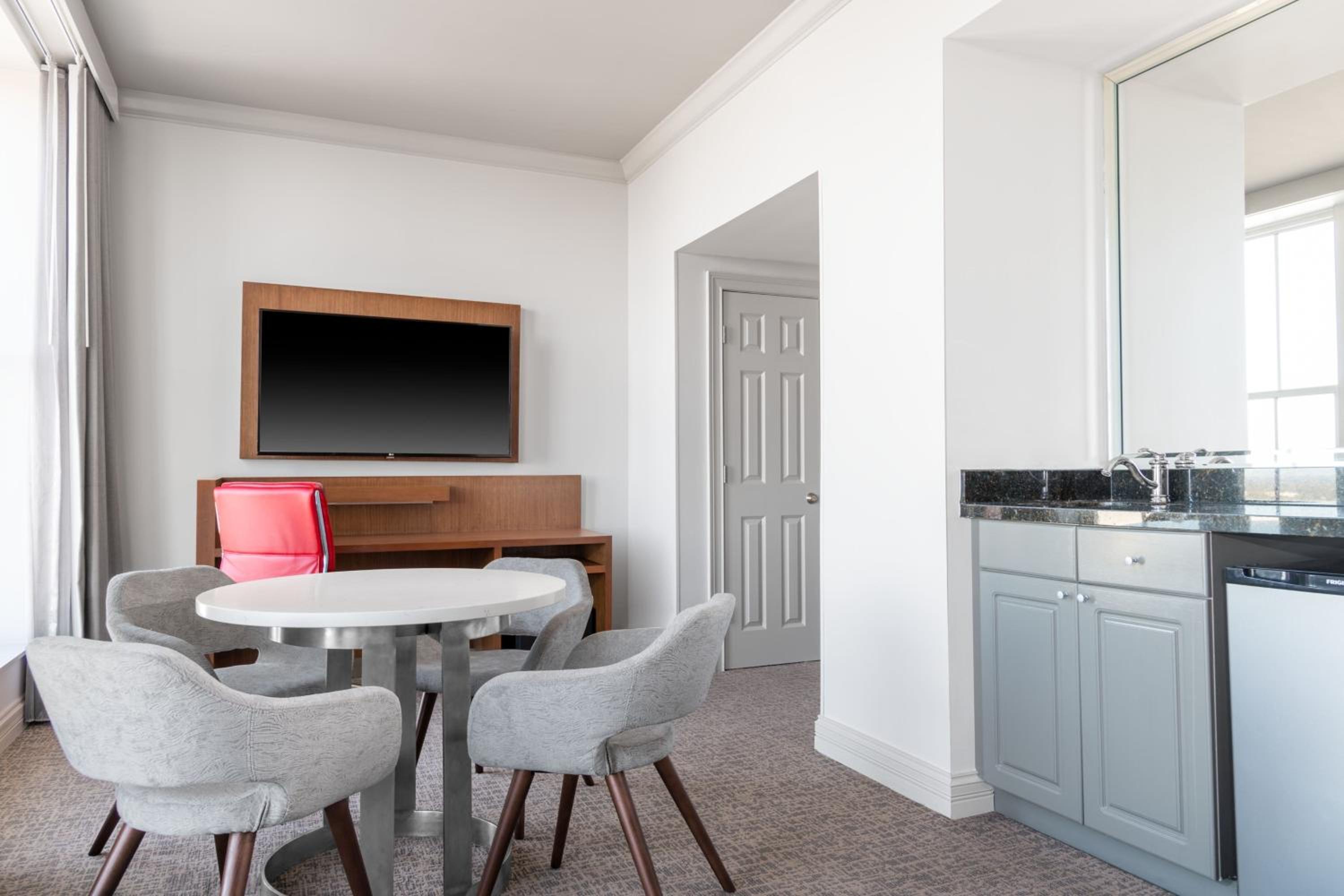 1 Bedroom Suite, 1 King, Sofa bed, City view photo 2