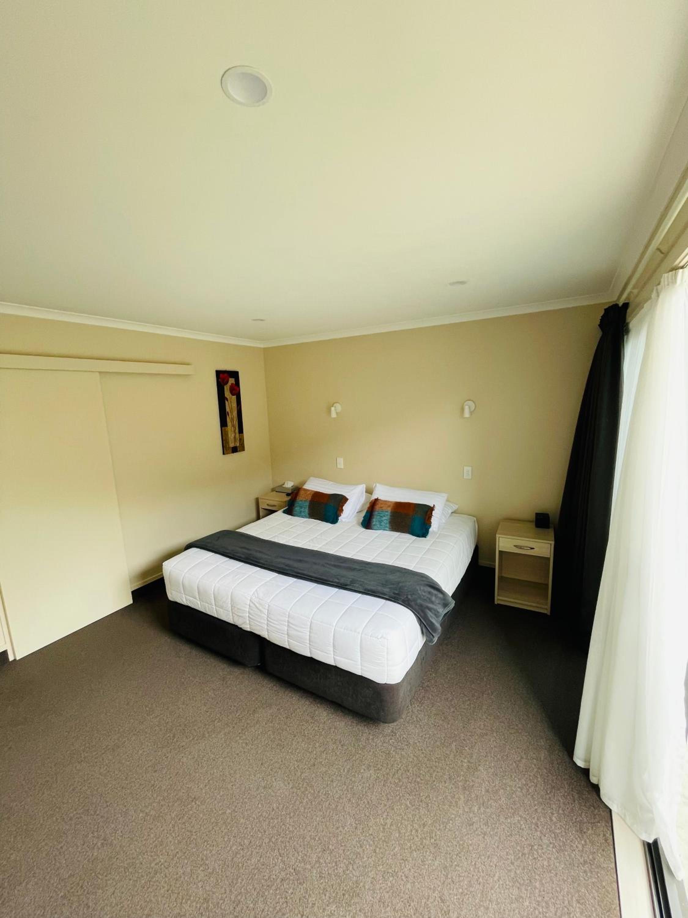 One-Bedroom Apartment - Photo 2