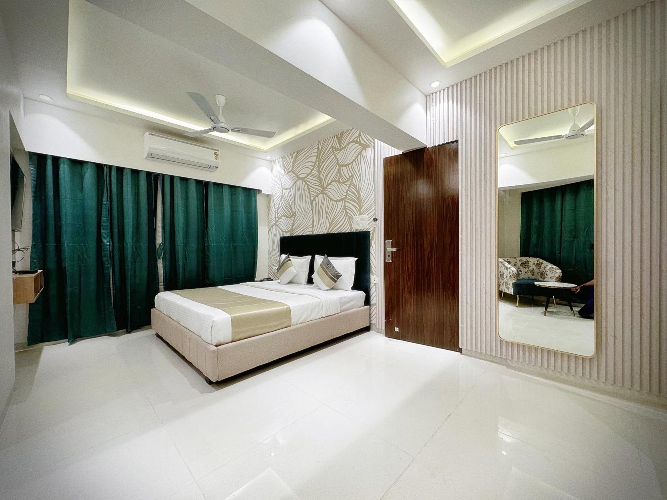 Two-Bedroom Apartment with Balcony - Photo 24