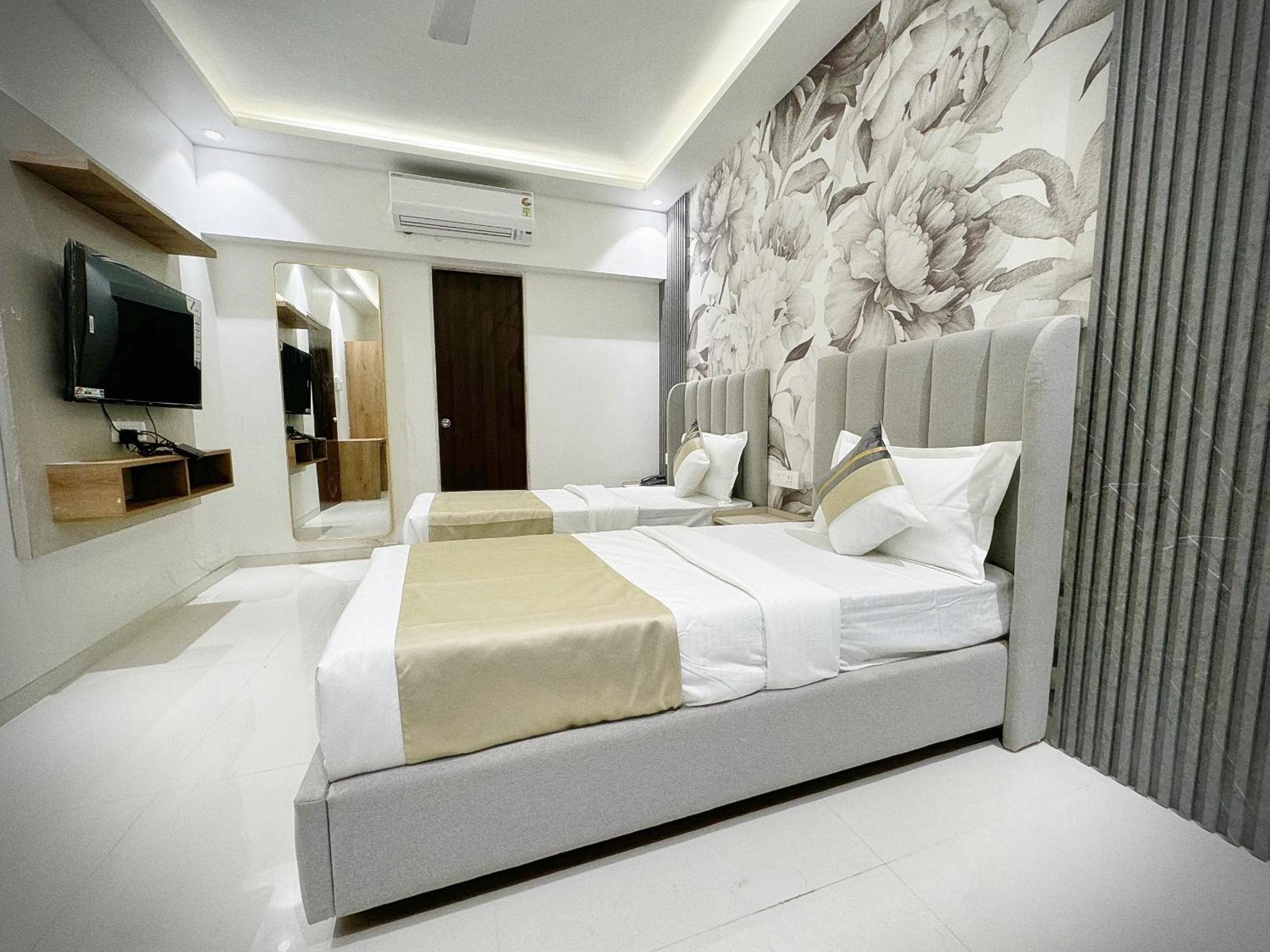 Two-Bedroom Apartment with Balcony - Photo 25