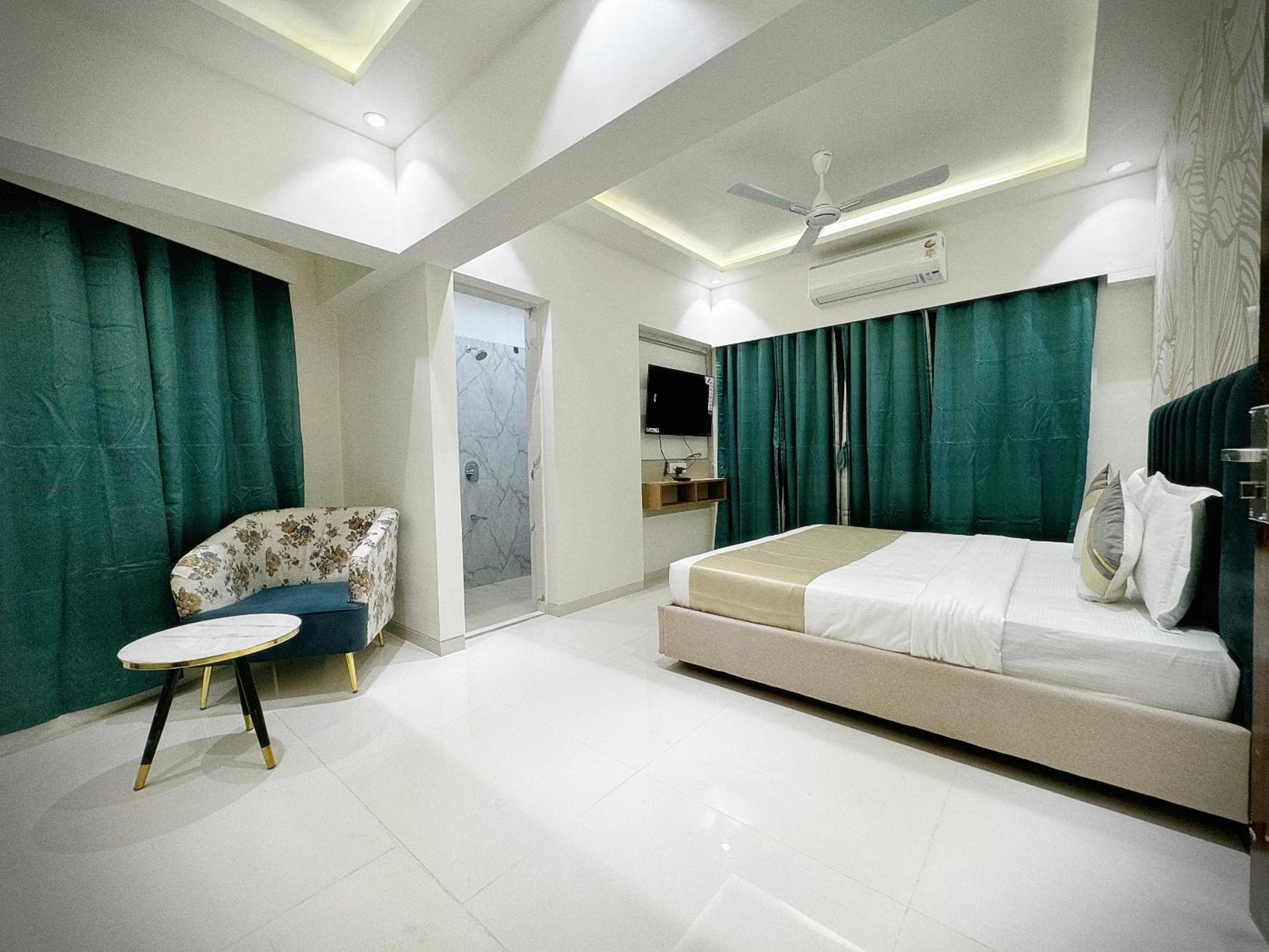 Two-Bedroom Apartment with Balcony - Photo 7