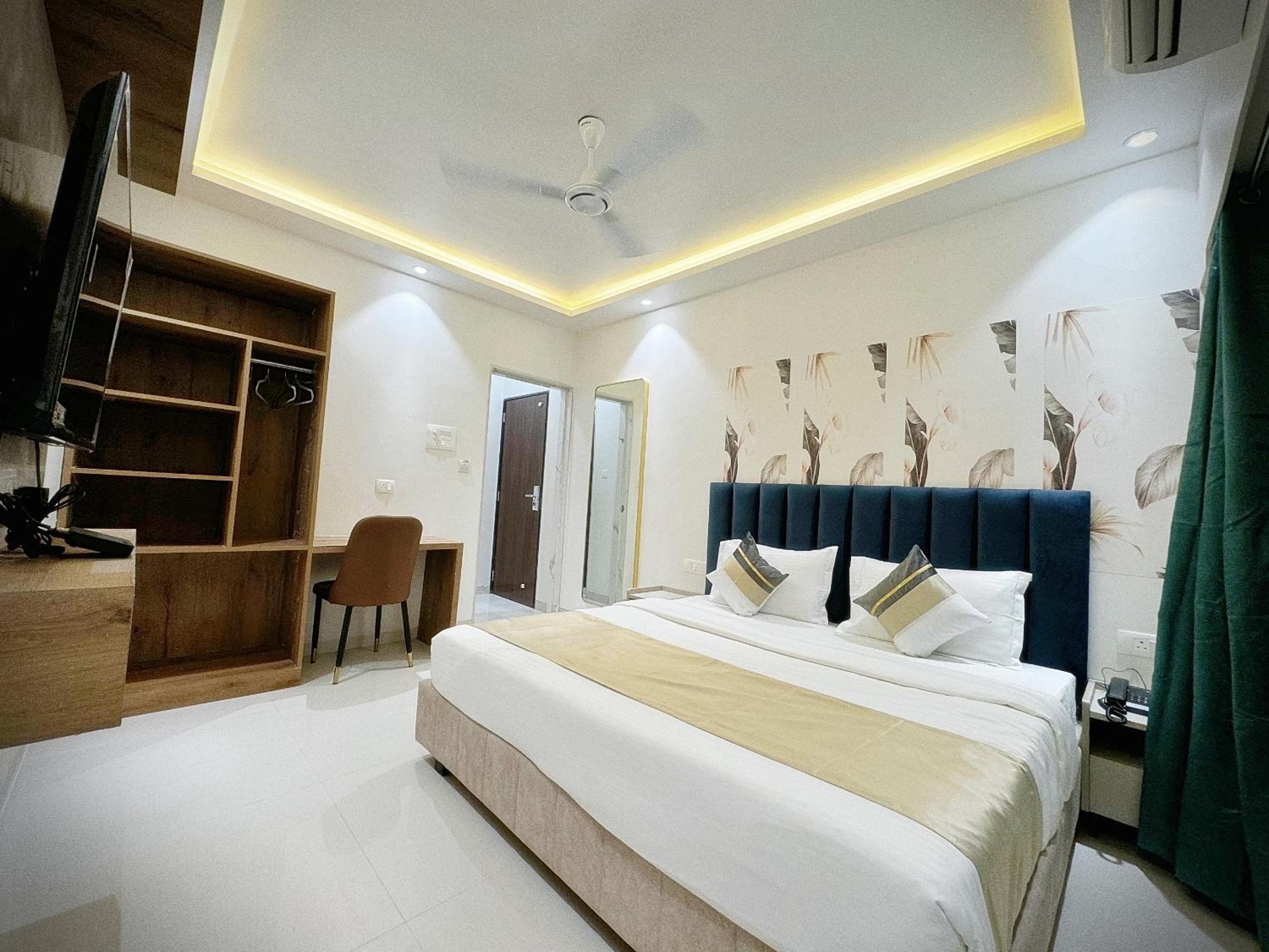 Deluxe Double or Twin Room - Photo 7
