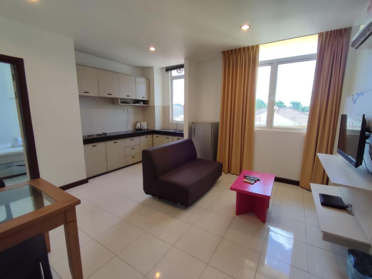 One-Bedroom Apartment - Photo 2