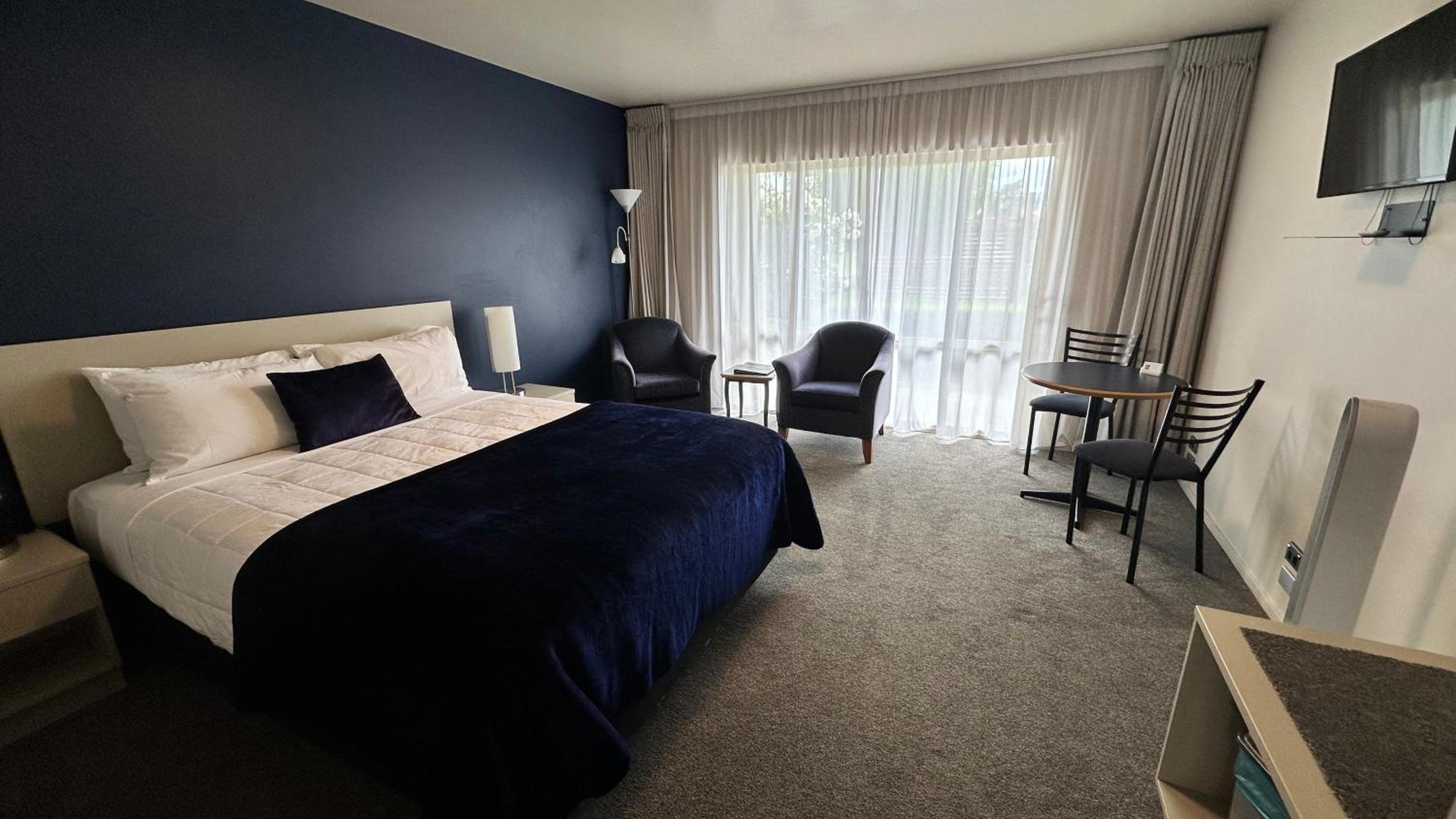 Standard Queen Suite - Accessible/Non-Smoking photo 2