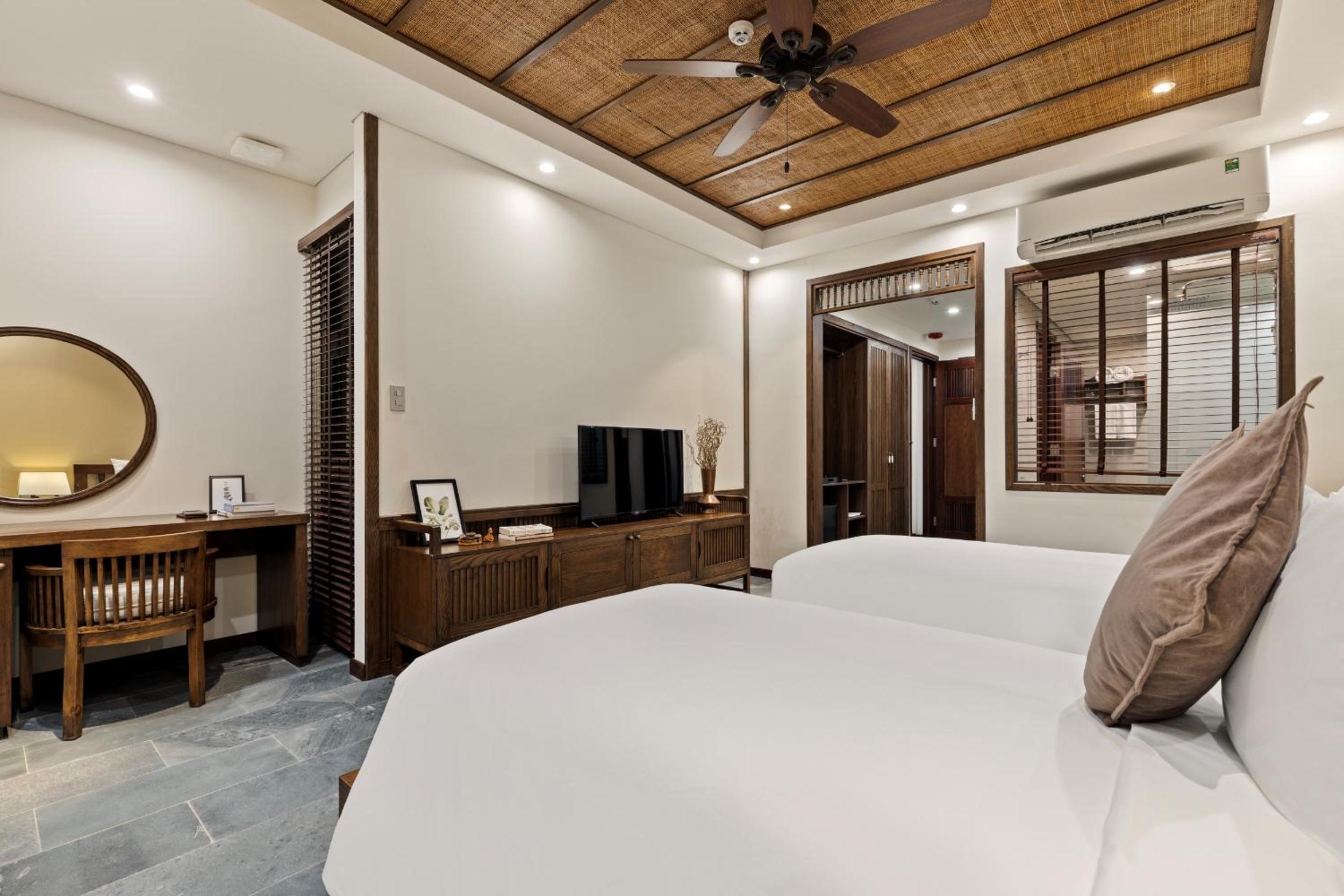 Three-bedroom Home with Balcony - Photo 7