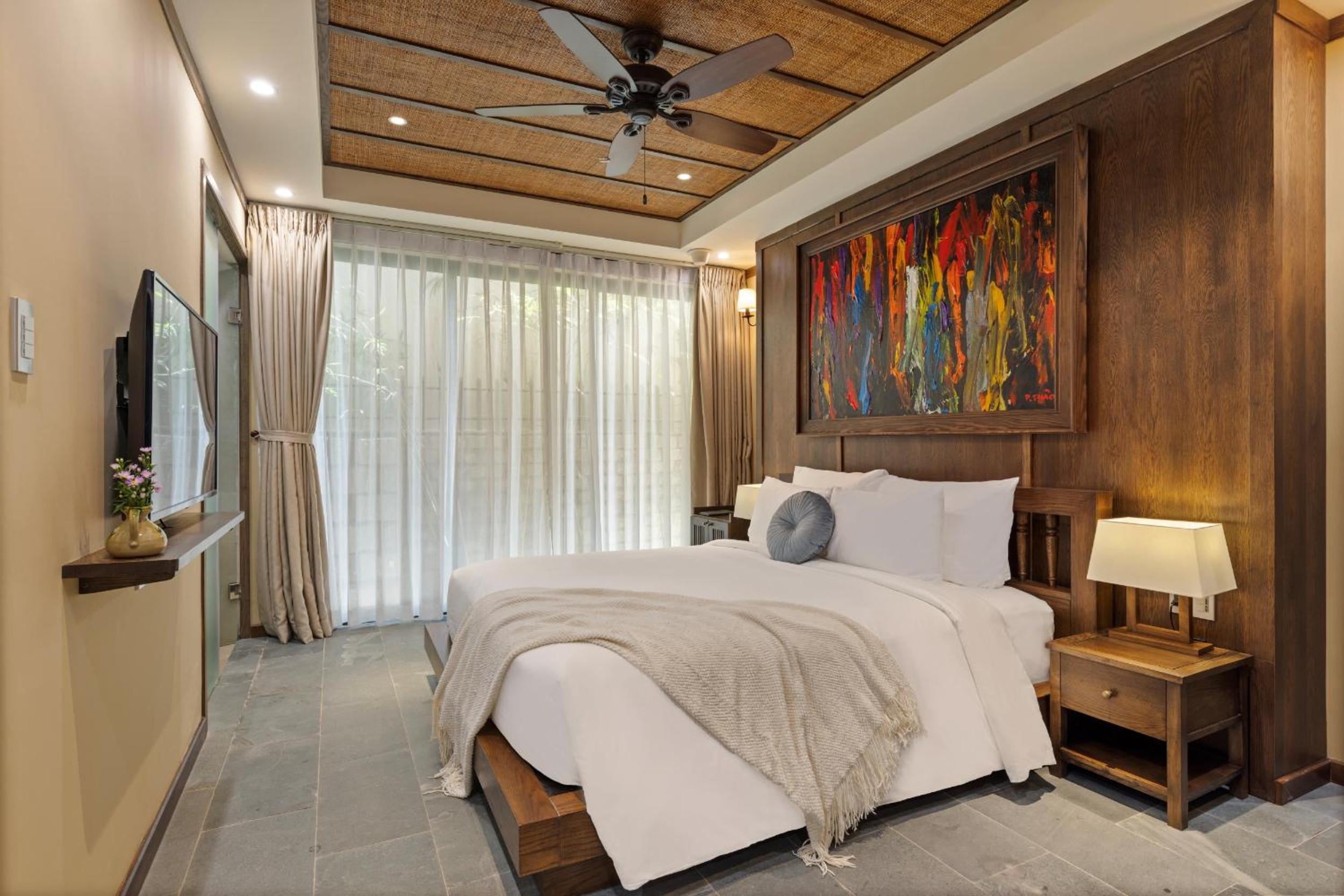 Three-bedroom Home with Balcony - Photo 5