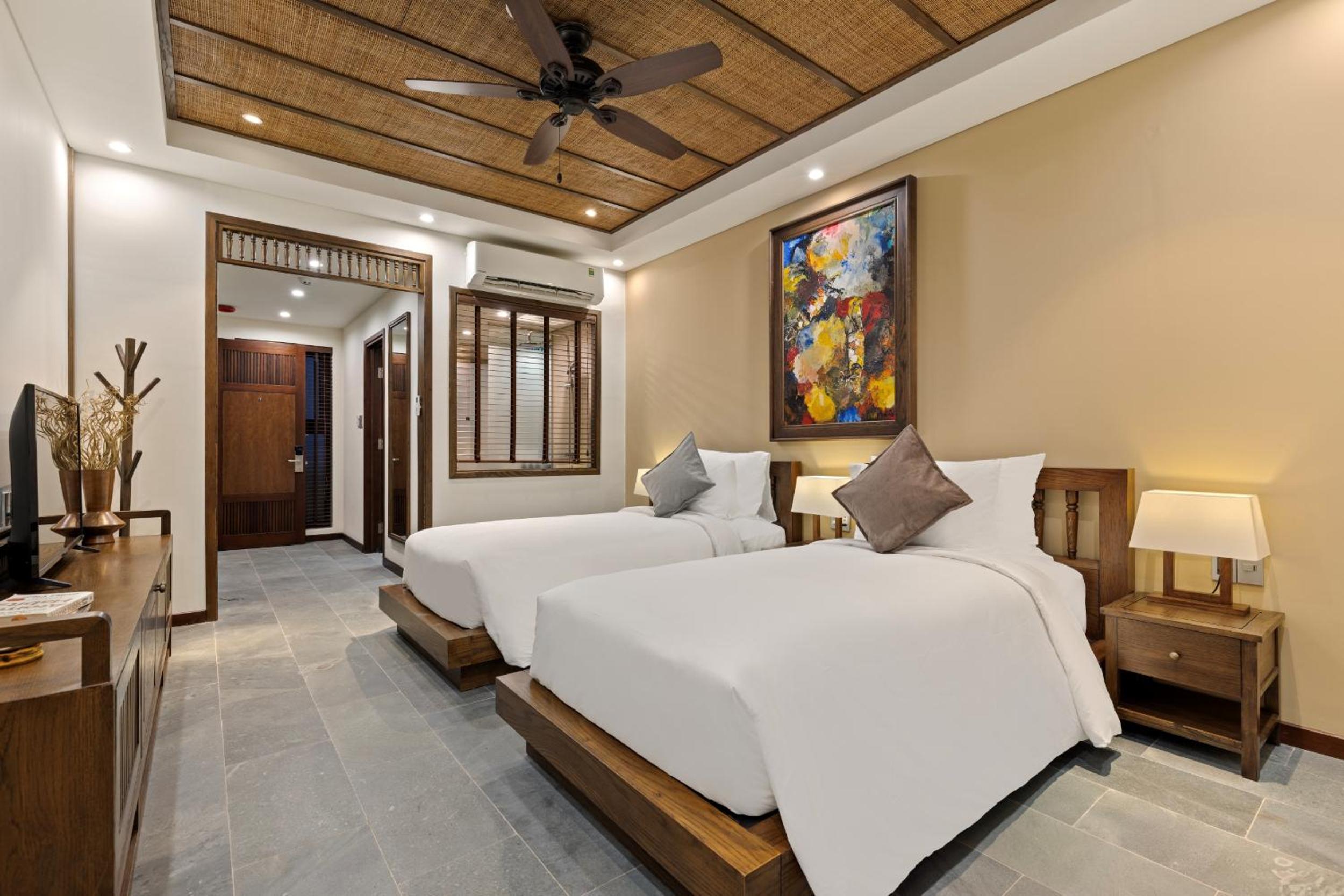 Three-bedroom Home with Balcony - Photo 4
