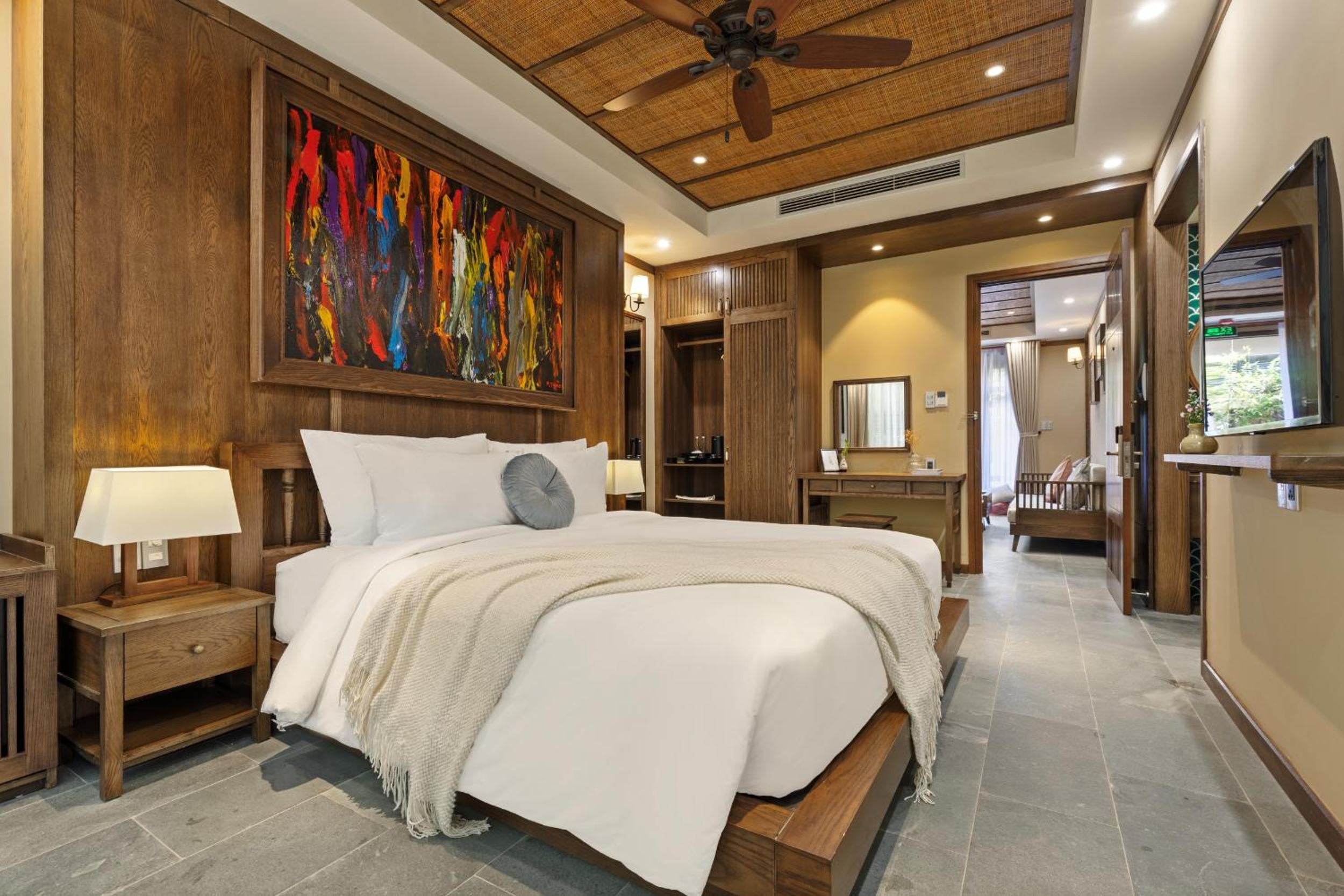 Three-bedroom Home with Balcony - Photo 6