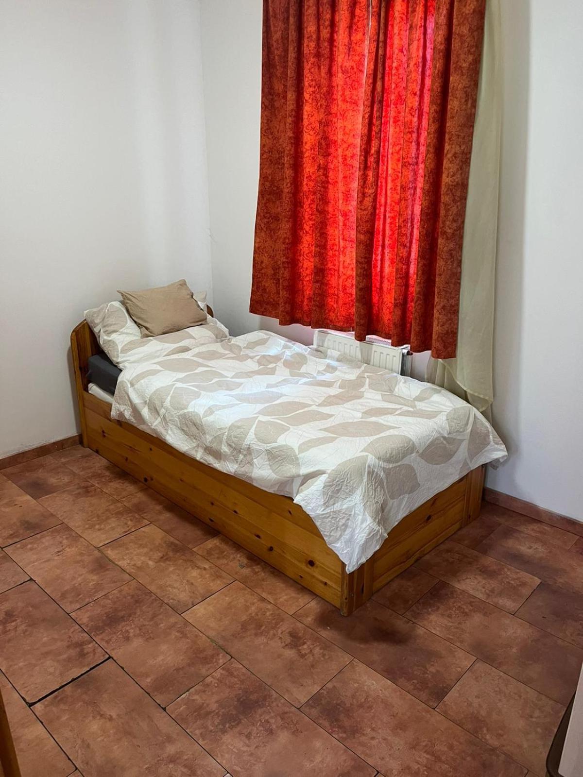 Standard Twin Room with Shared Bathroom photo 1