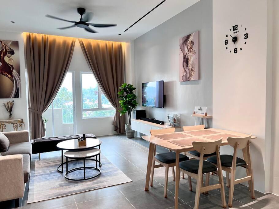 Three-Bedroom Apartment photo 2