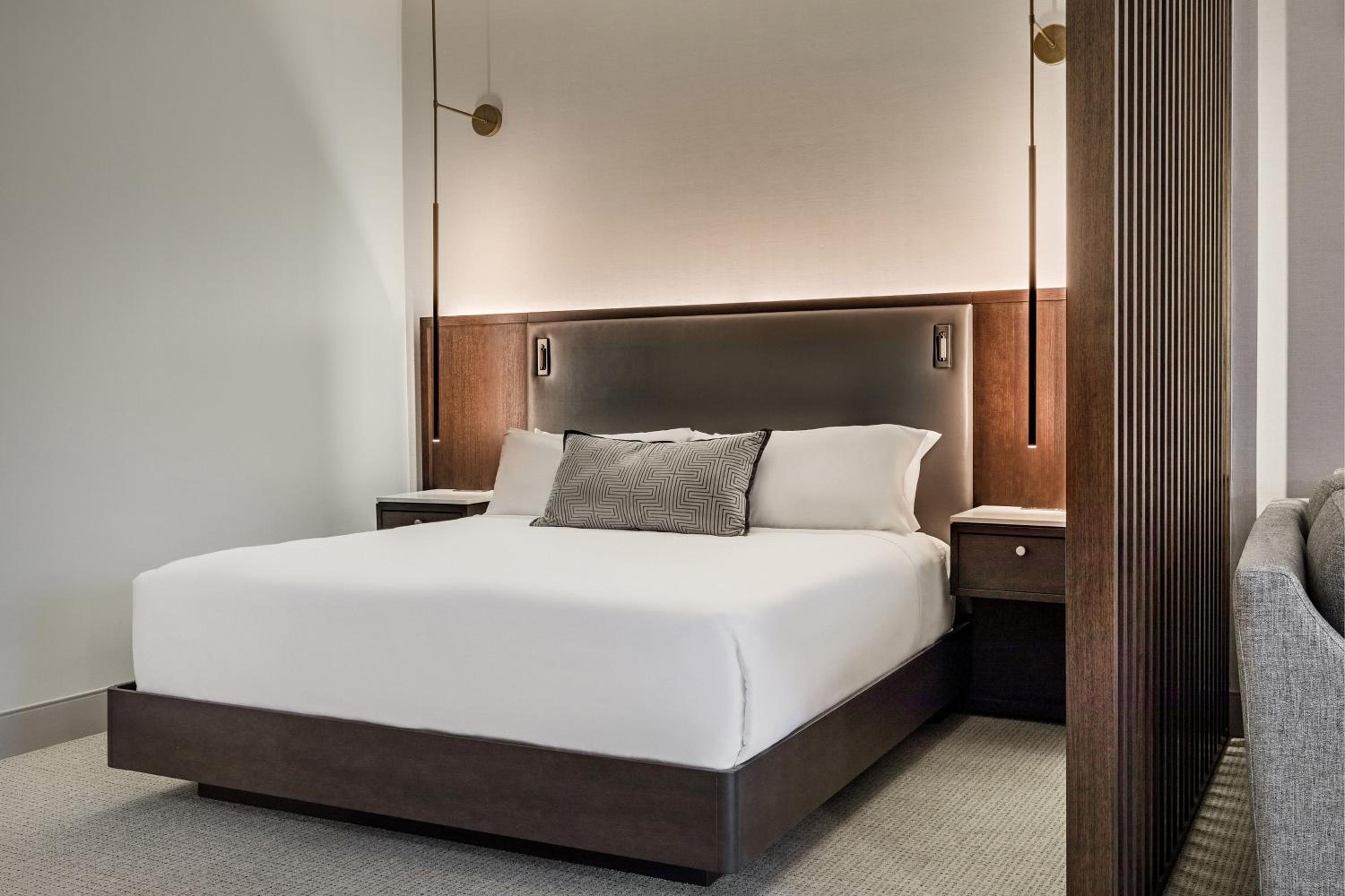 King Suite with Balcony - Photo 3
