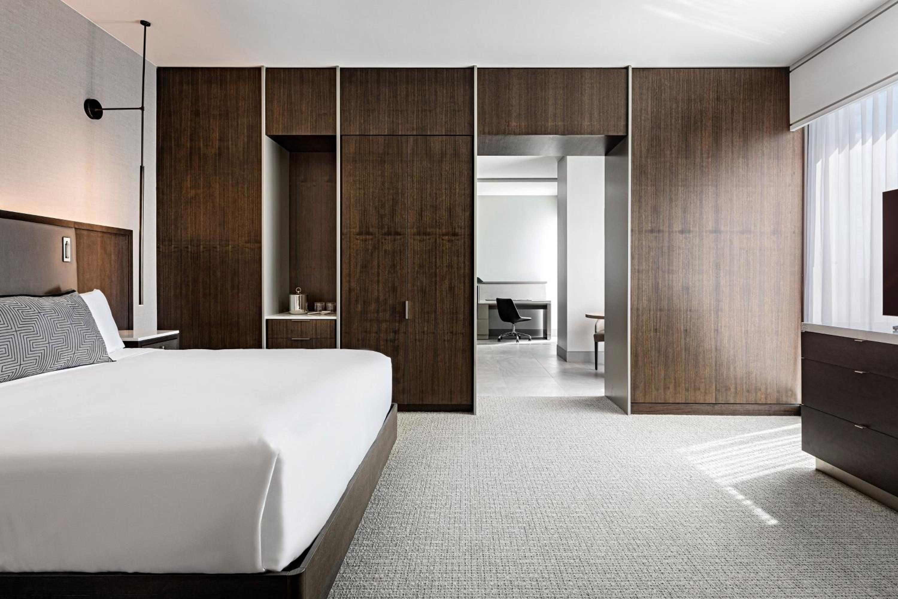 Studio King Suite with Balcony photo 3