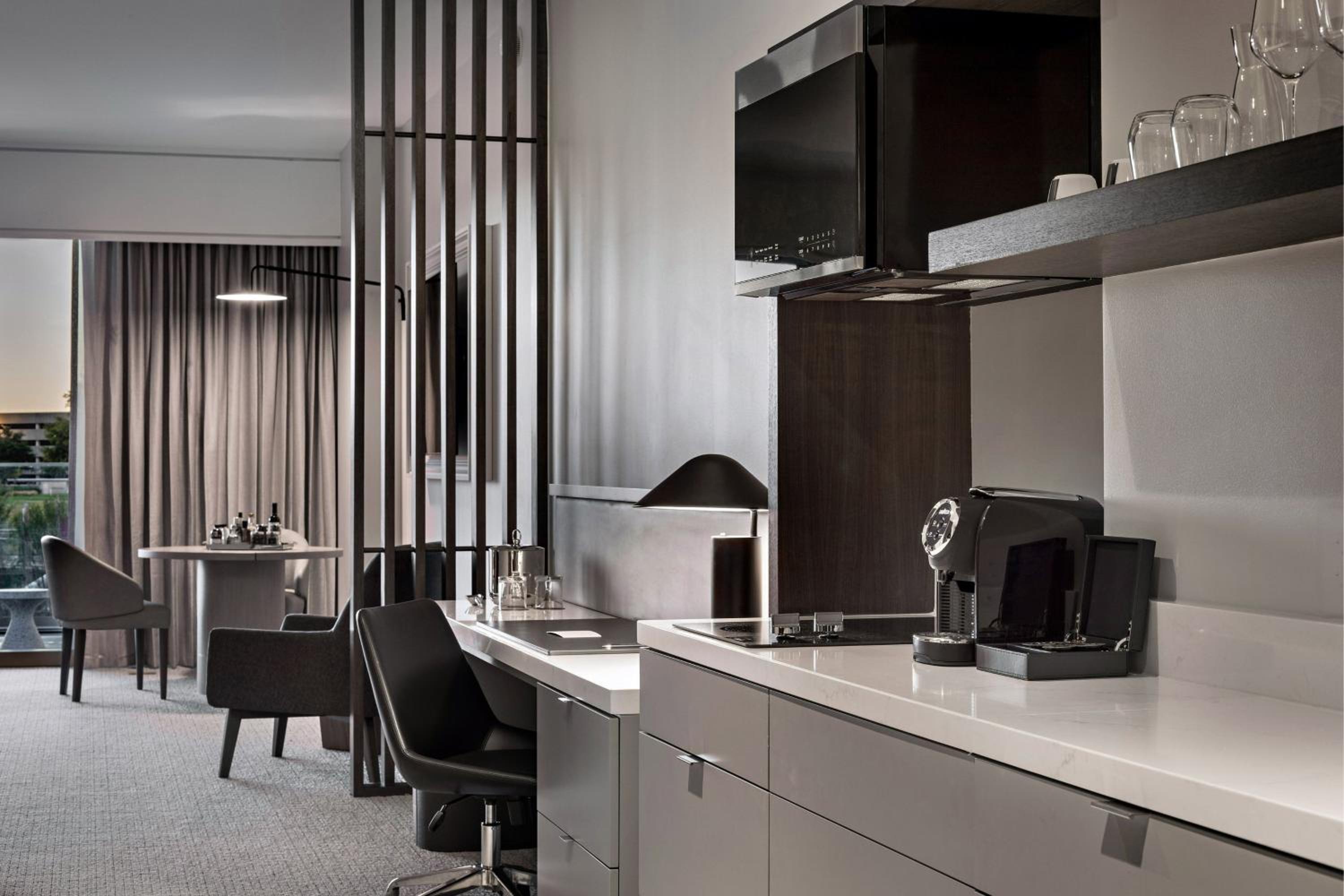 King Suite with Balcony - Photo 4