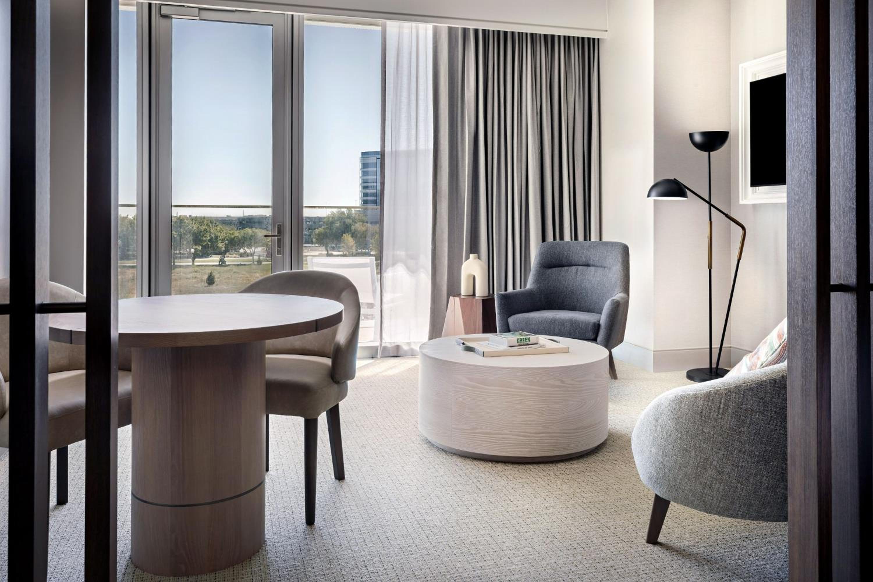 Junior Queen Suite with Two Queen Beds and Balcony photo 3
