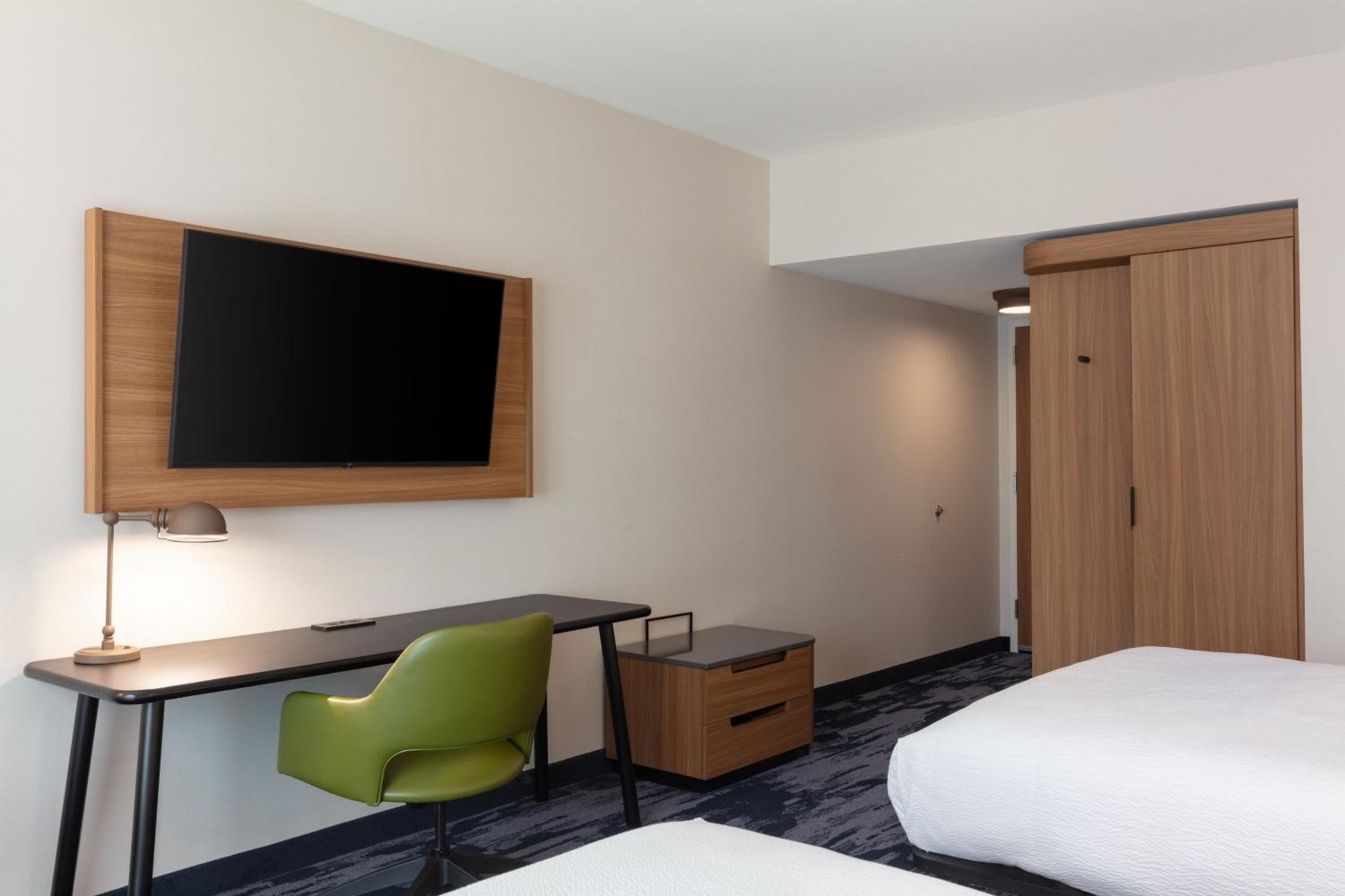 Queen Room with Two Queen Beds and Bathtub - Mobility Access photo 2