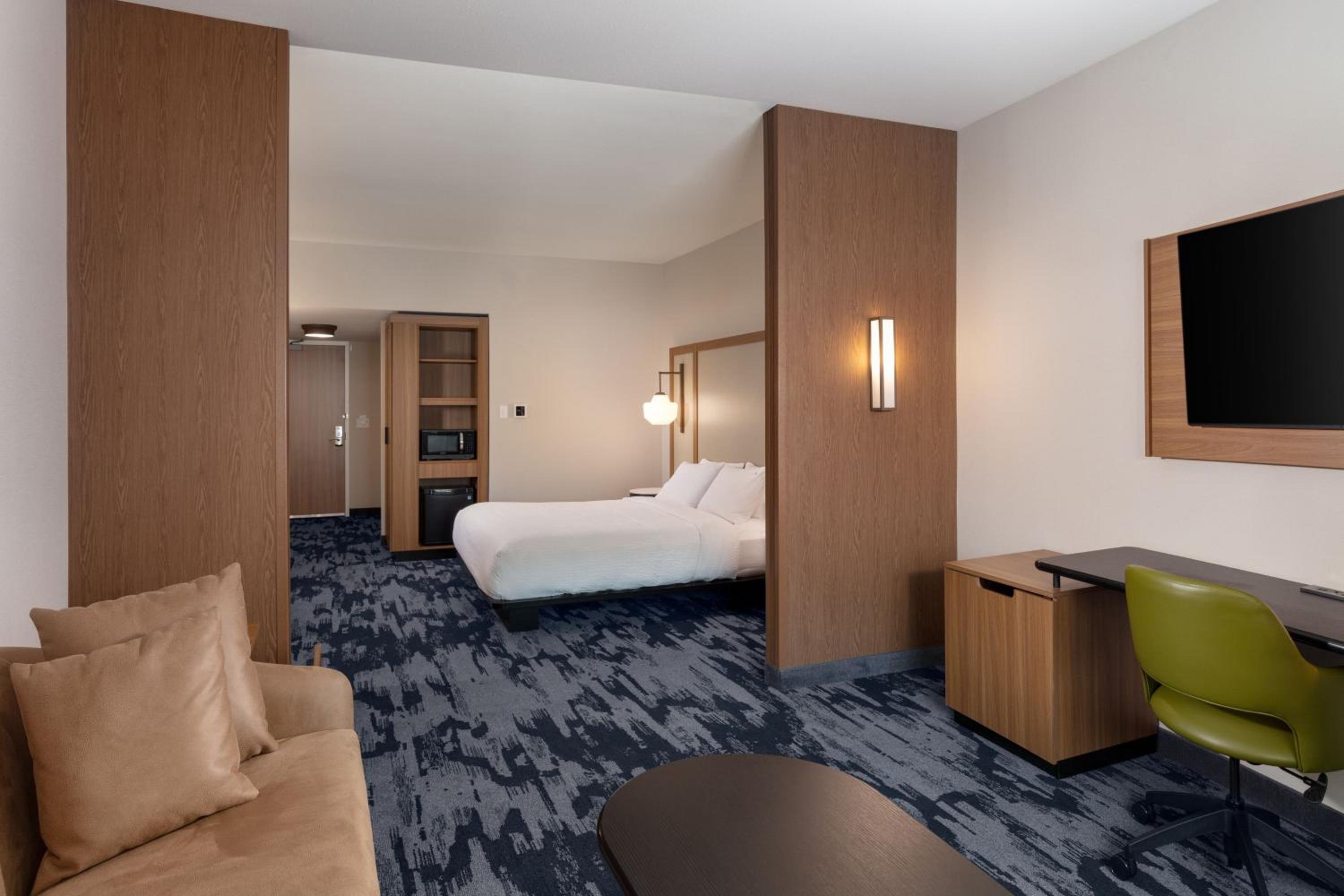 King Suite with Bathtub and Sofa Bed - Mobility Access photo 1