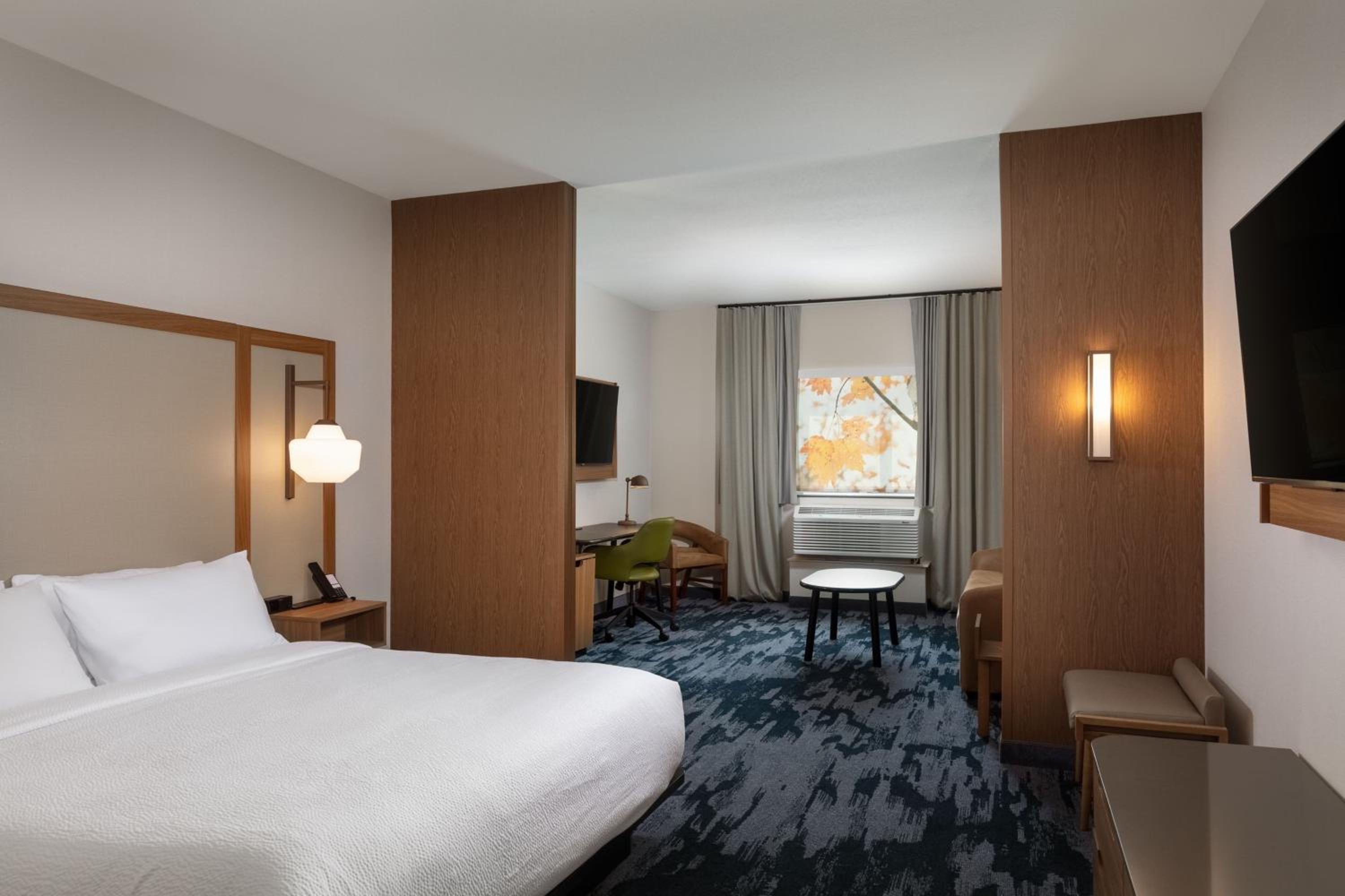 King Suite with Bathtub and Sofa Bed - Mobility Access photo 2