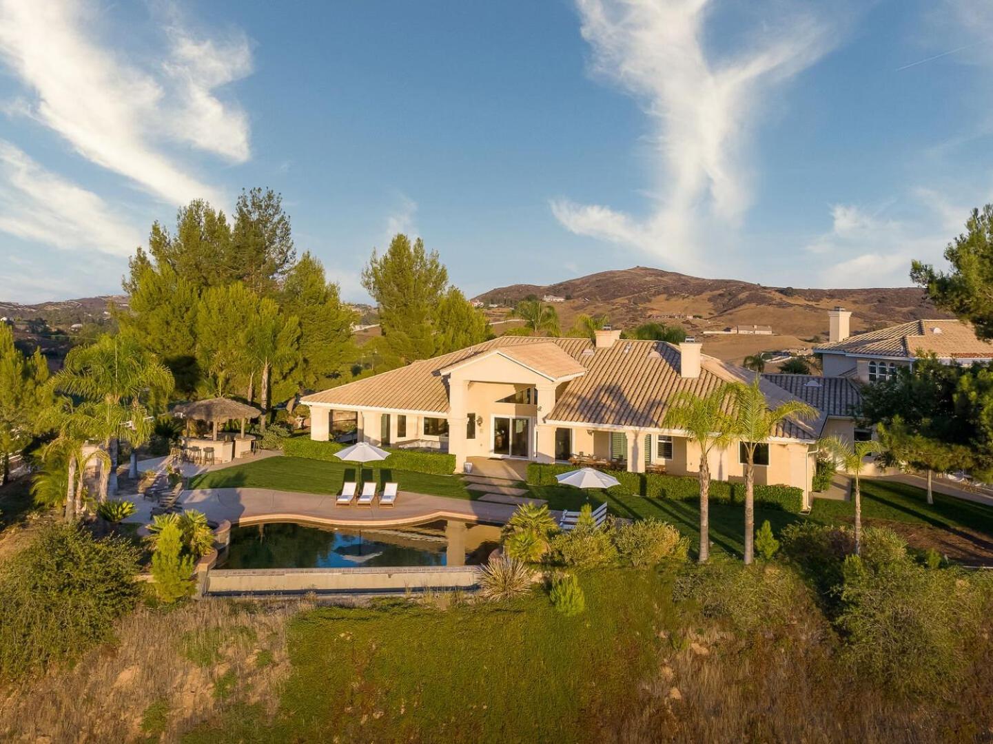 Eight-Bedroom House photo 2