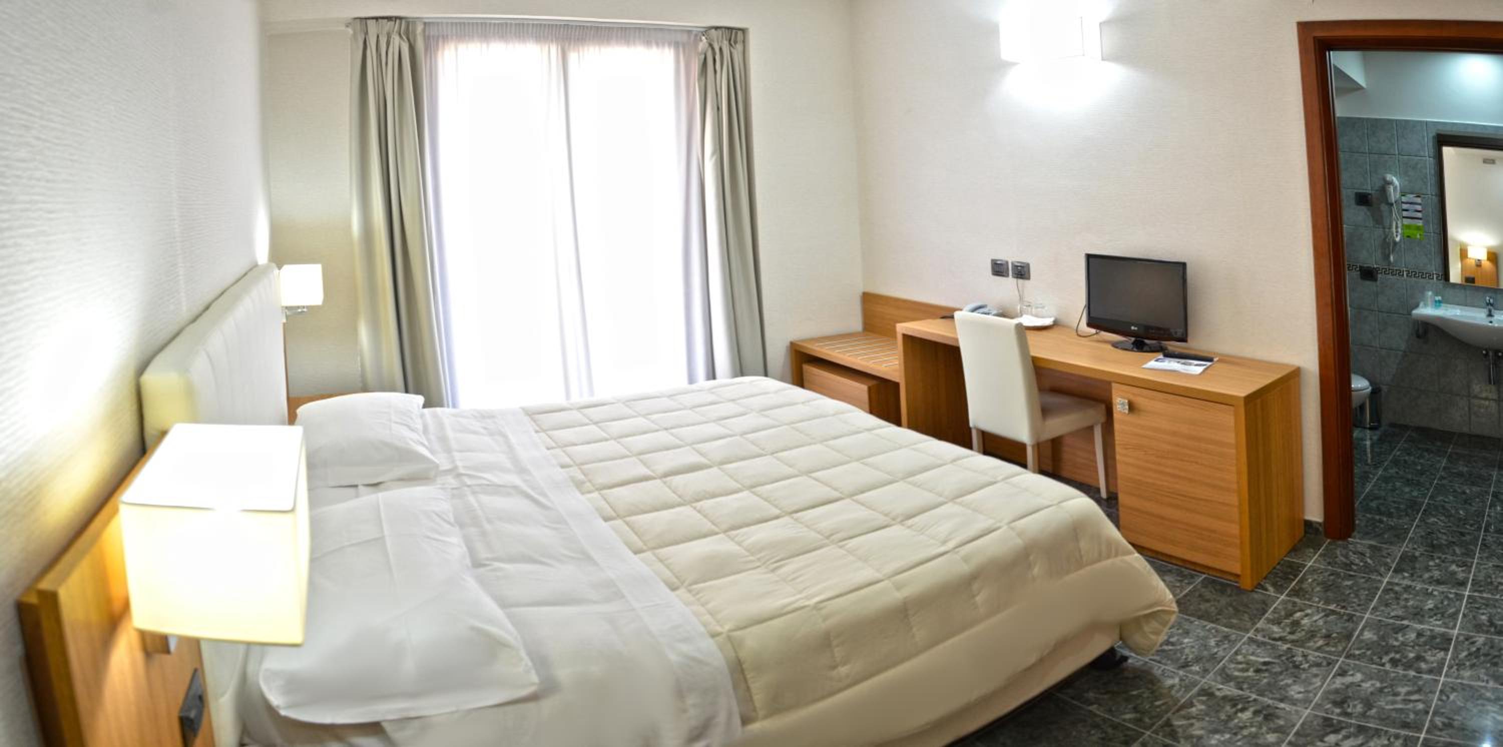 Standard Double or Twin Room - Photo 5