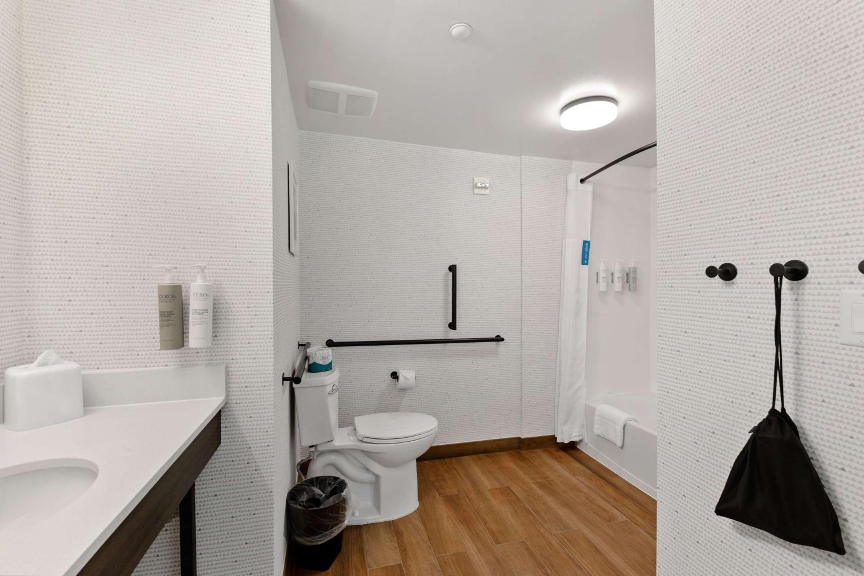 Queen Room with Two Queen Beds - Tub - Accessible - Photo 4