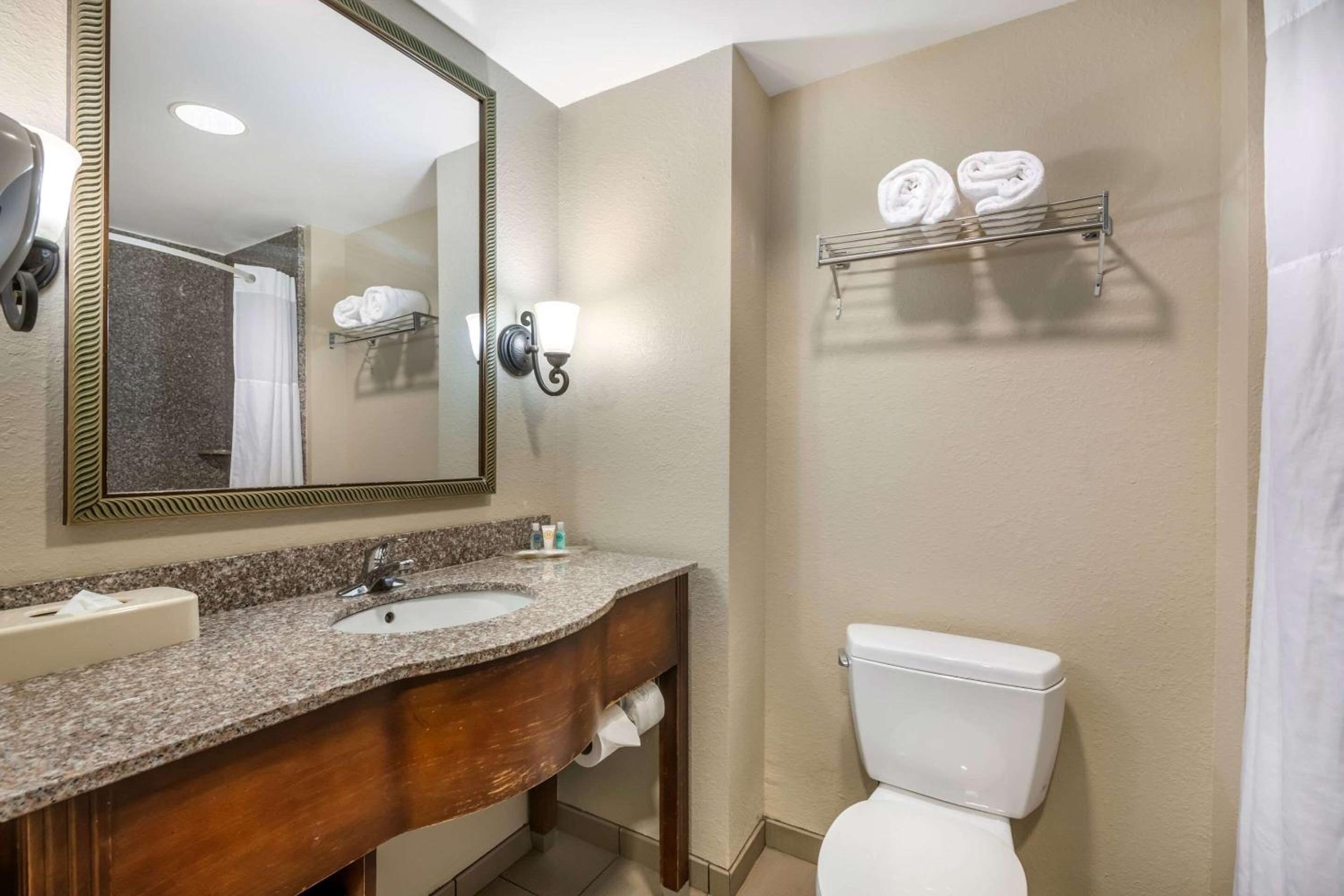Queen Suite with Two Queen Beds - Disability Access/Non-Smoking - Photo 4