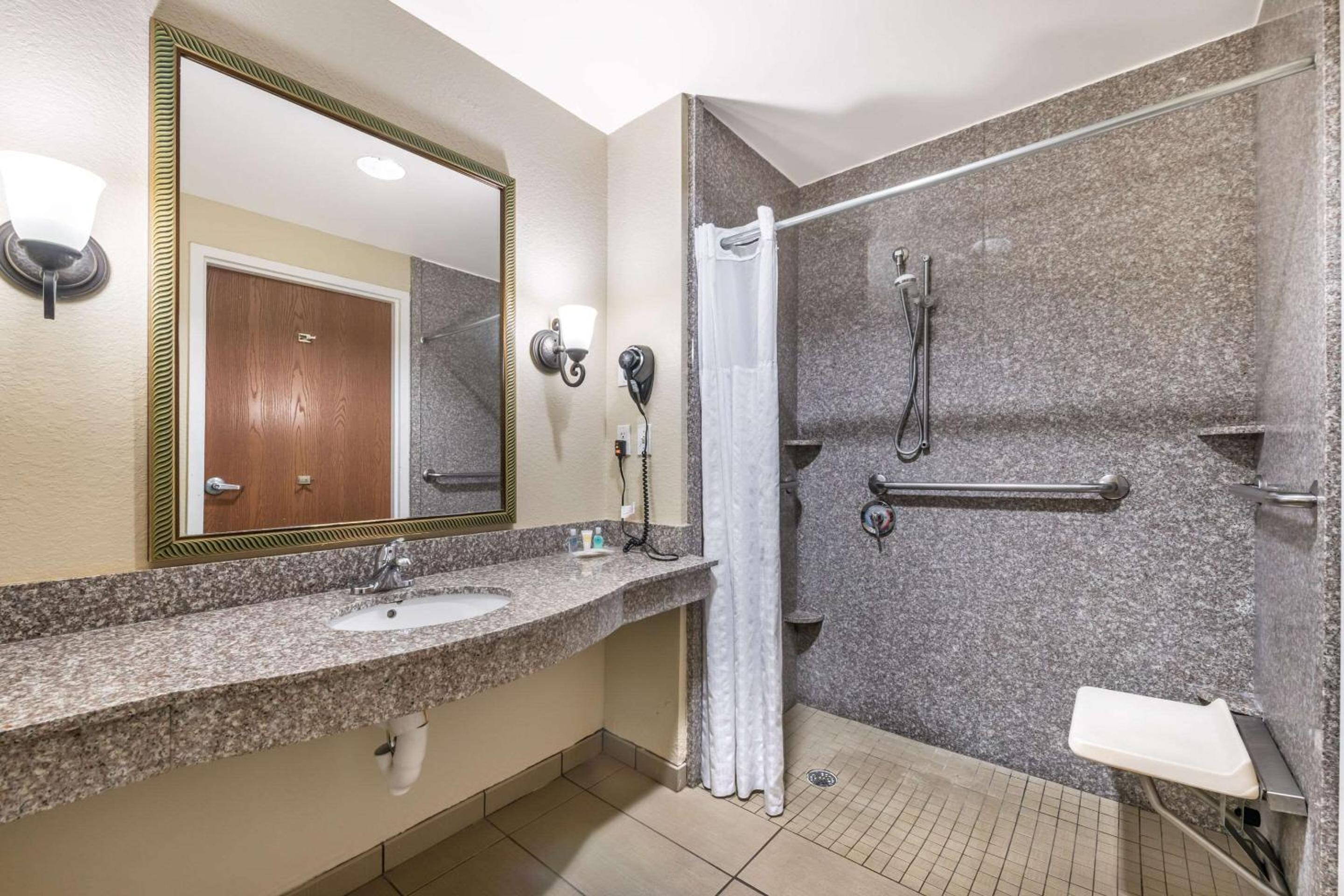King Suite - Non-Smoking - Photo 2