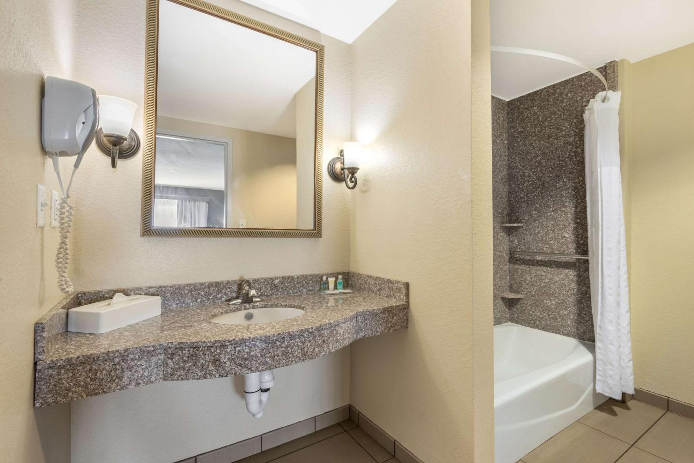 King Suite - Accessible/Non-Smoking - Photo 2
