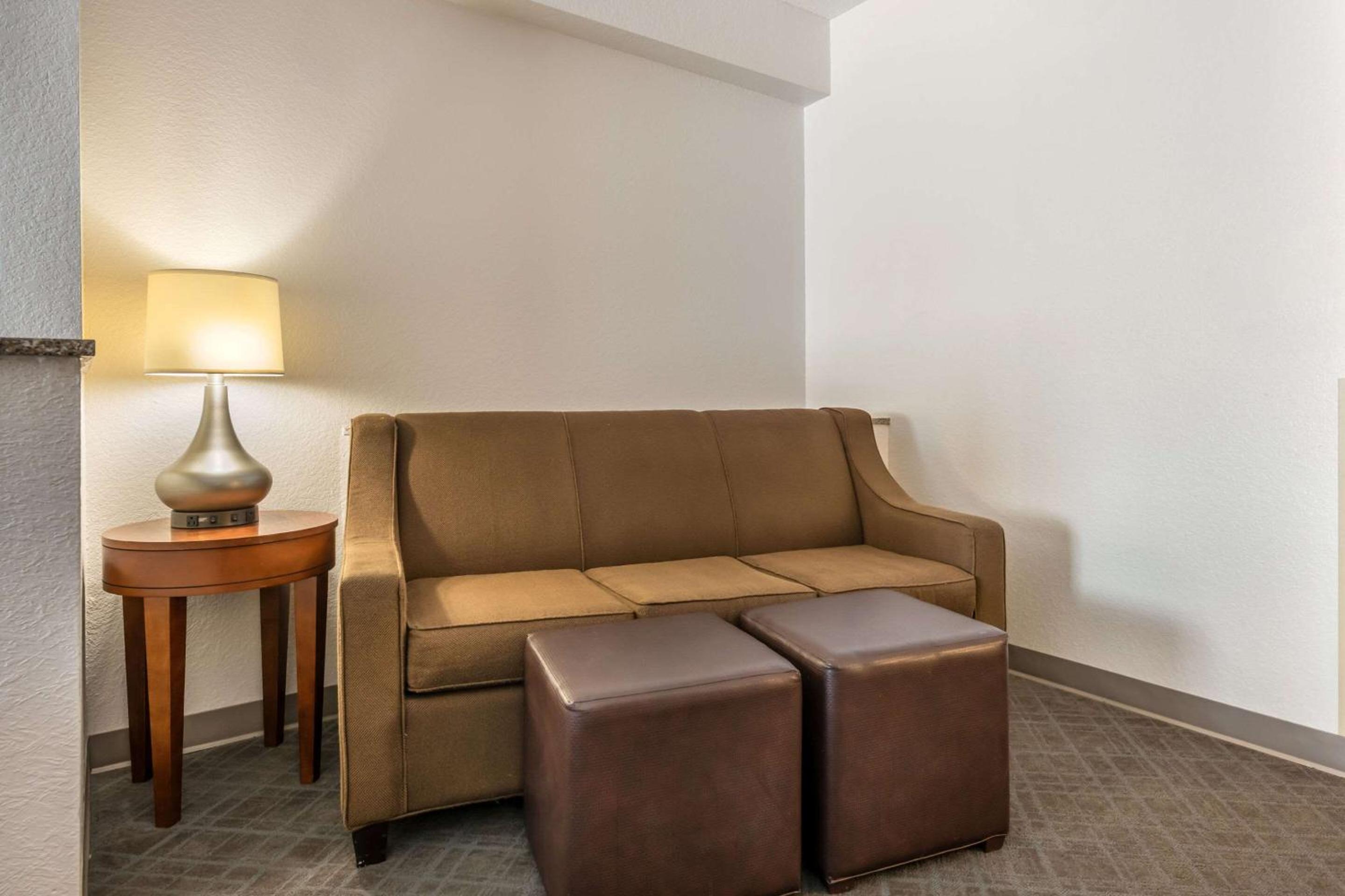 Queen Suite with Two Queen Beds - Non-Smoking - Photo 2