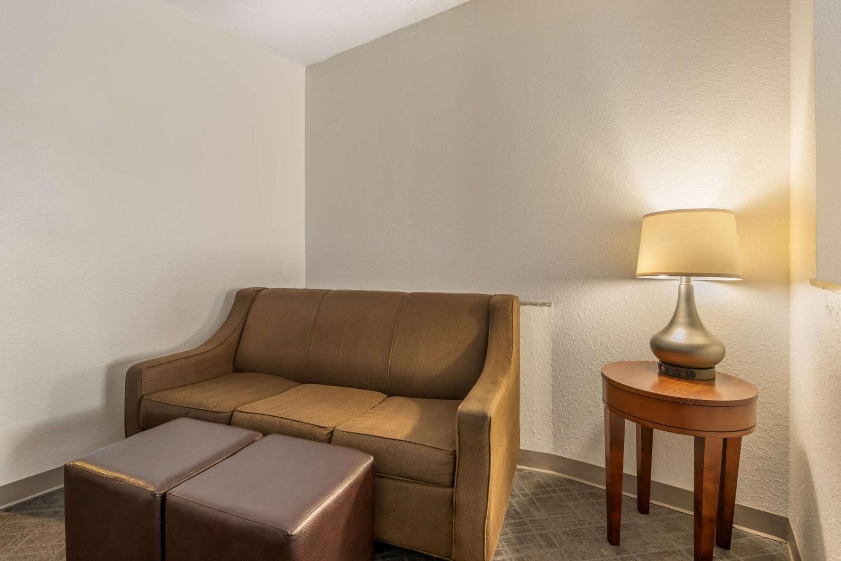 Queen Suite with Two Queen Beds - Disability Access/Non-Smoking - Photo 2