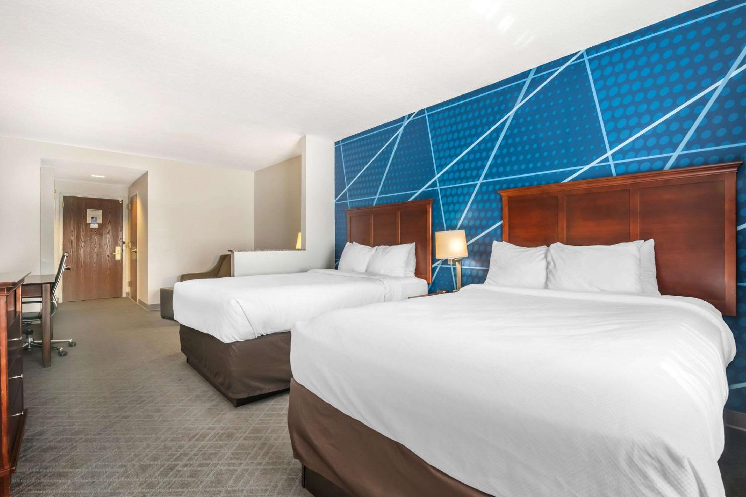 Queen Suite with Two Queen Beds - Disability Access/Non-Smoking - Photo 3