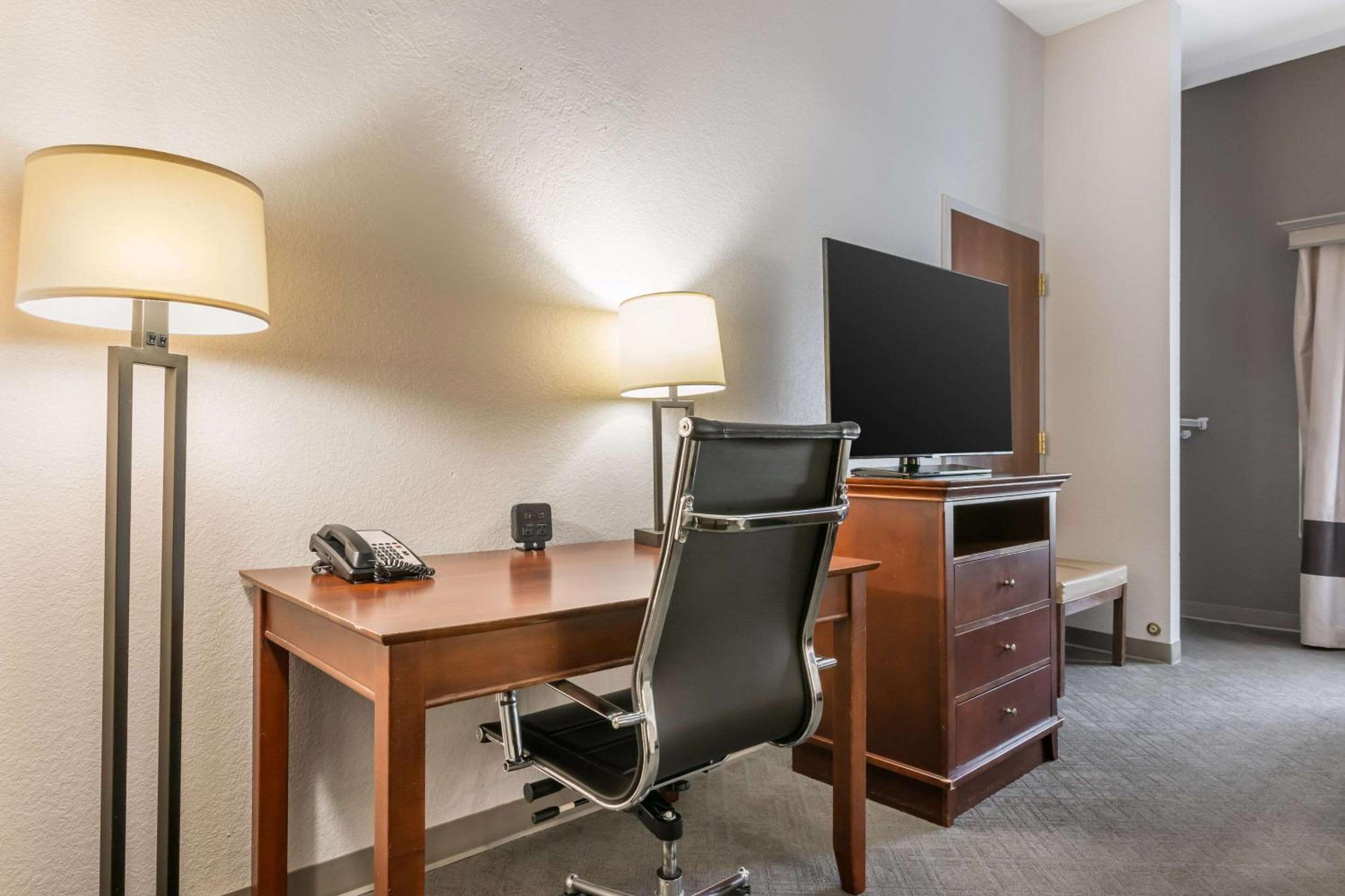 King Suite - Non-Smoking - Photo 3