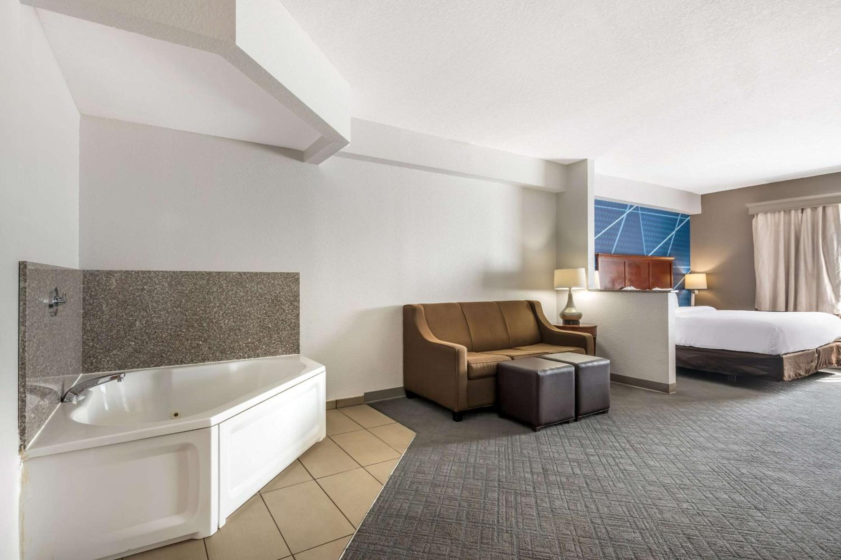 King Suite - Accessible/Non-Smoking - Photo 1