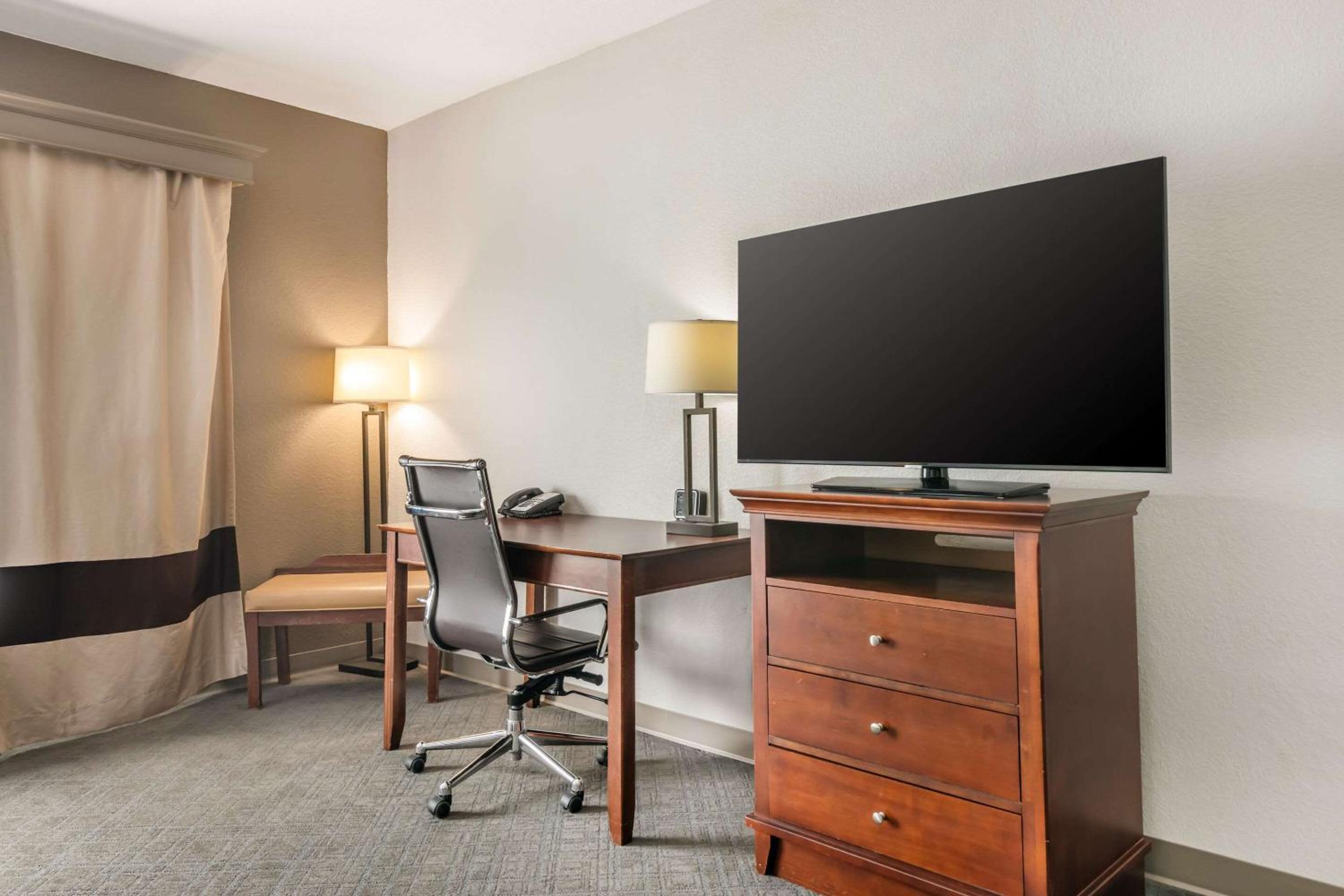 King Suite - Accessible/Non-Smoking - Photo 3