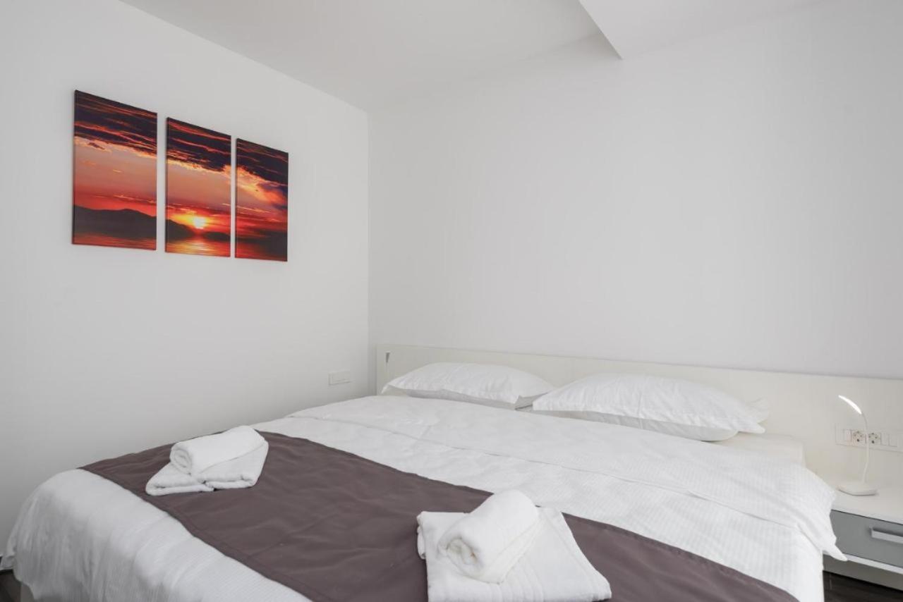 One-Bedroom Apartment with Sea View photo 1