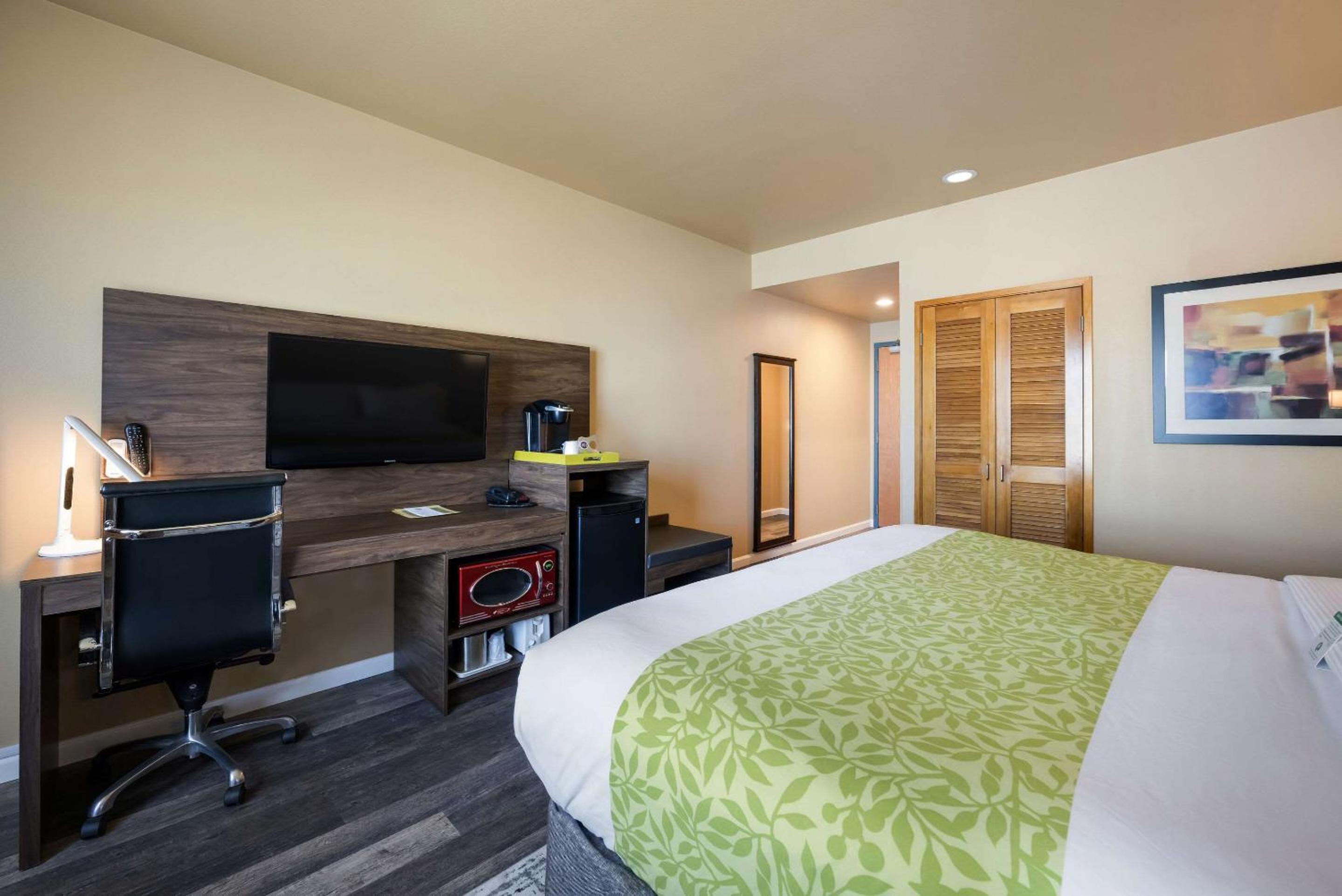 King Room with Marina View - Photo 3