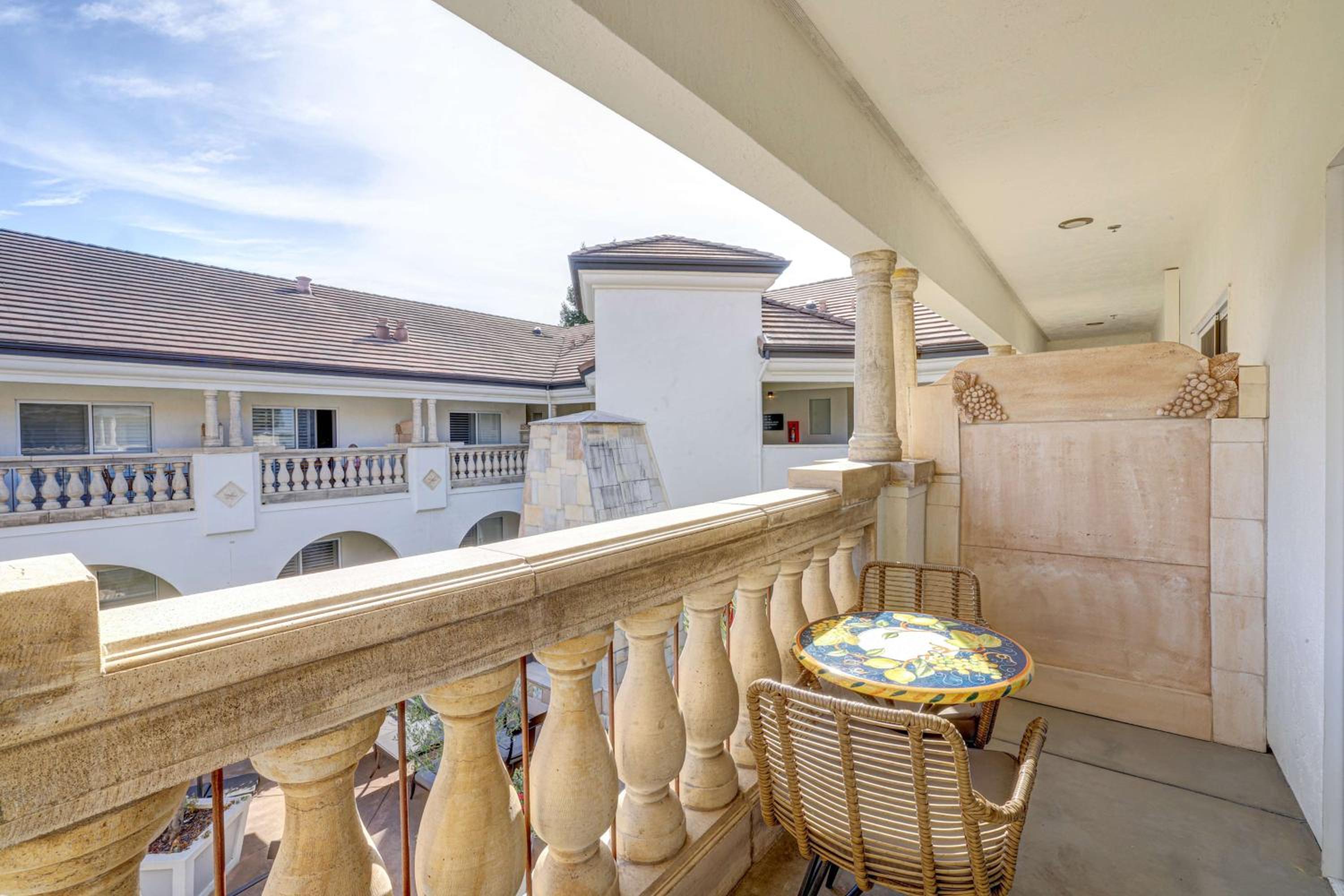 King Room with Patio and Courtyard View - Photo 5