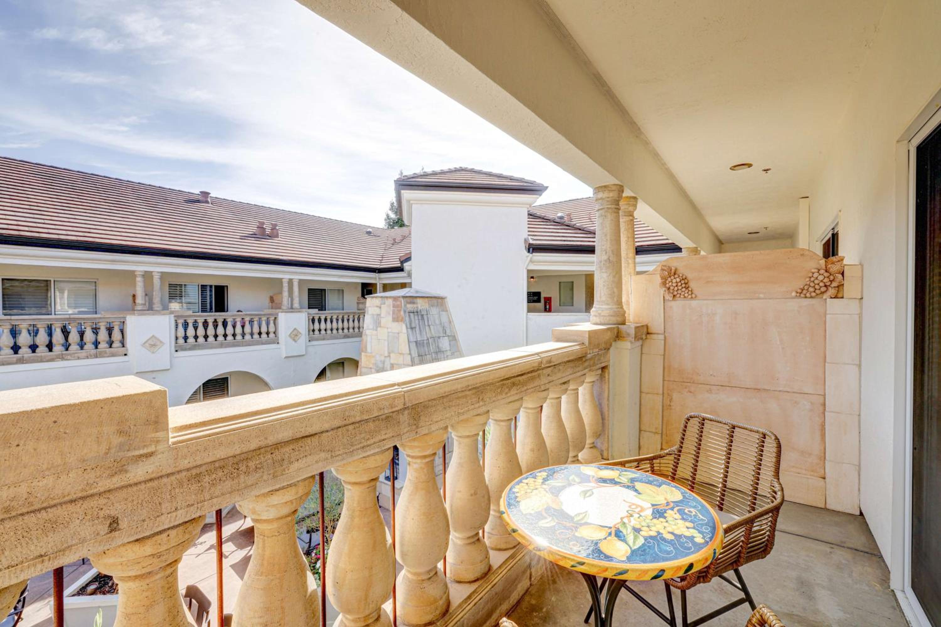 King Room with Patio and Courtyard View - Photo 6