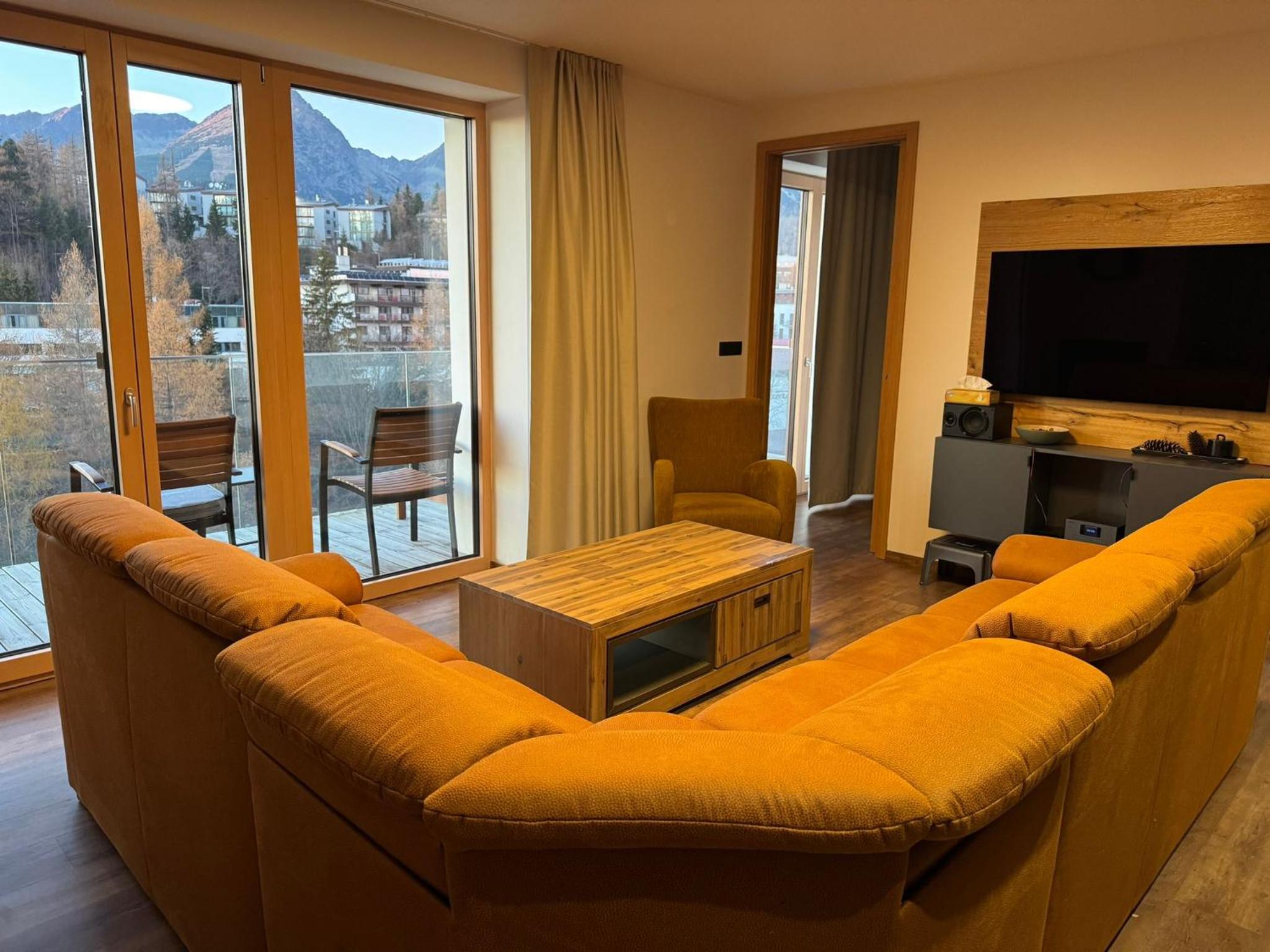 One-Bedroom Apartment with Balcony and Mountain View   photo 2